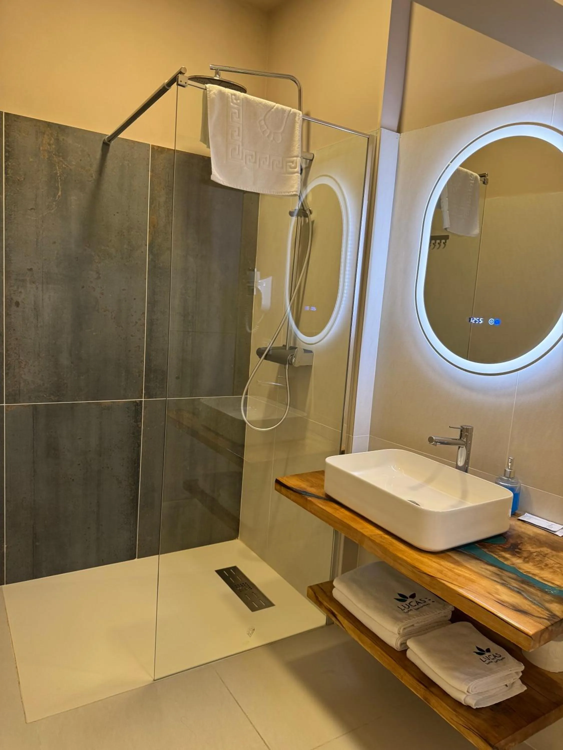 Shower in Lucas 10 Apartments