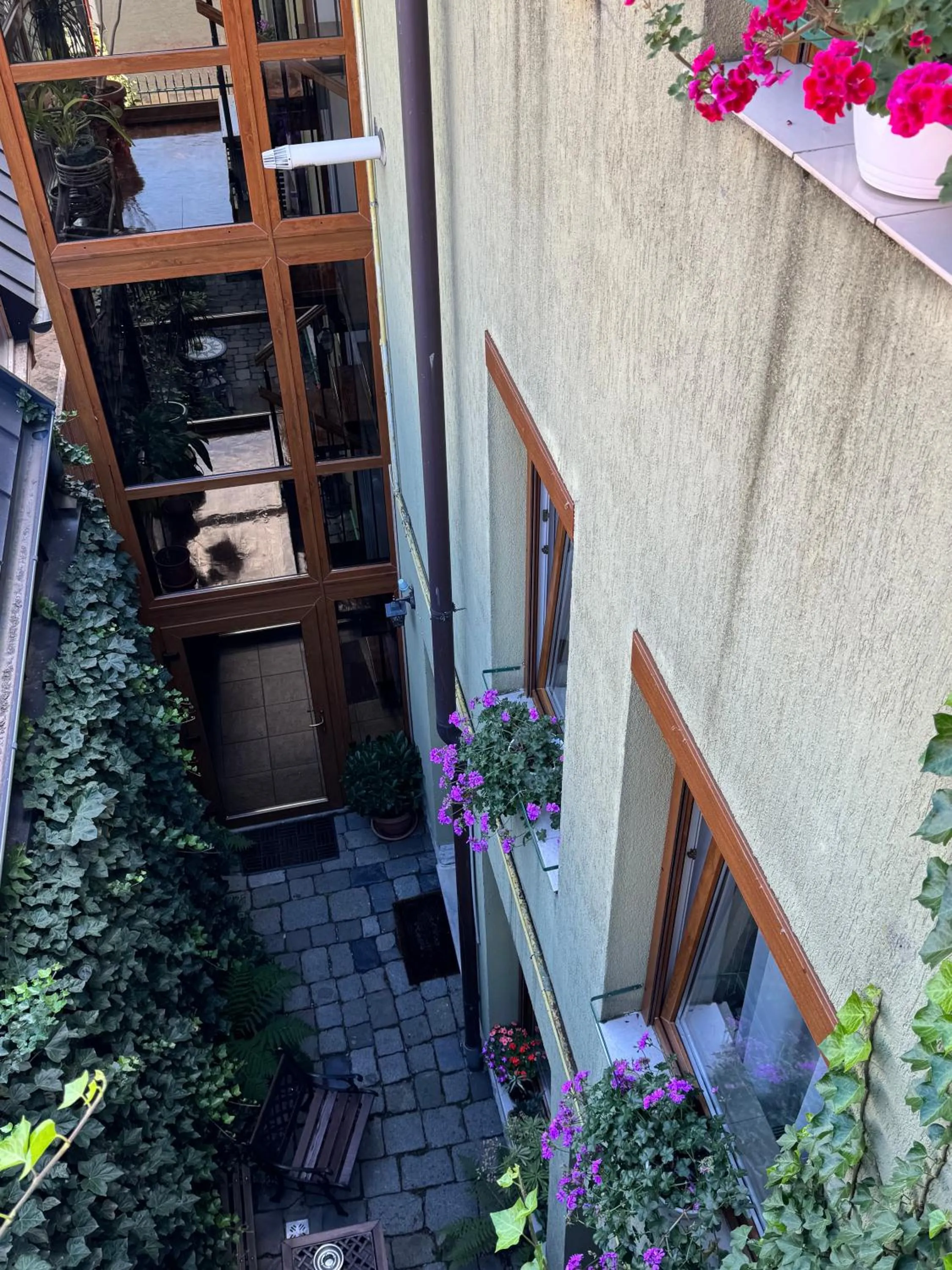 Property building in Lucas 10 Apartments