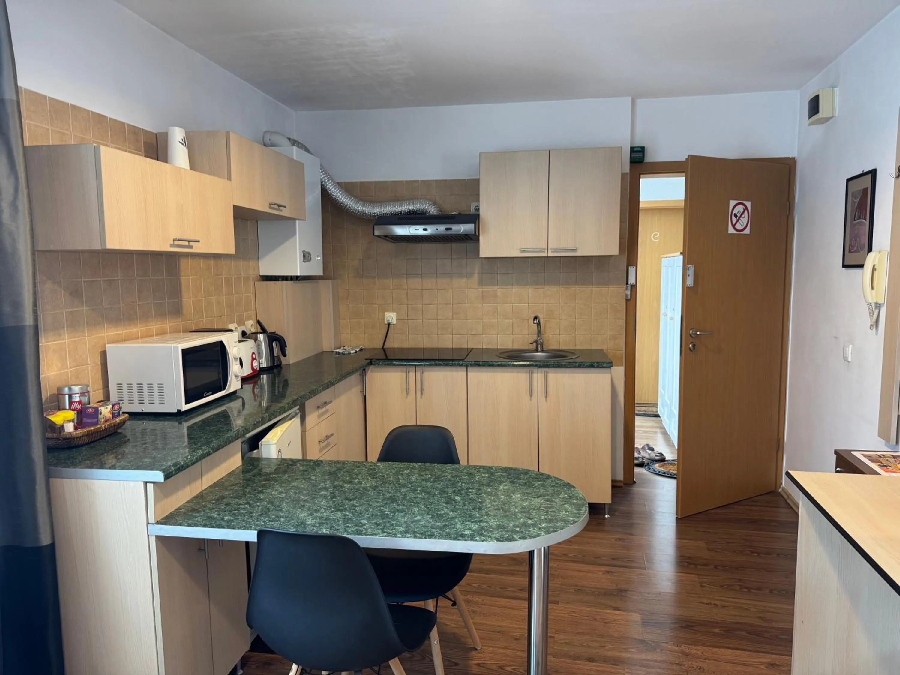 Kitchen or kitchenette in Lucas 10 Apartments