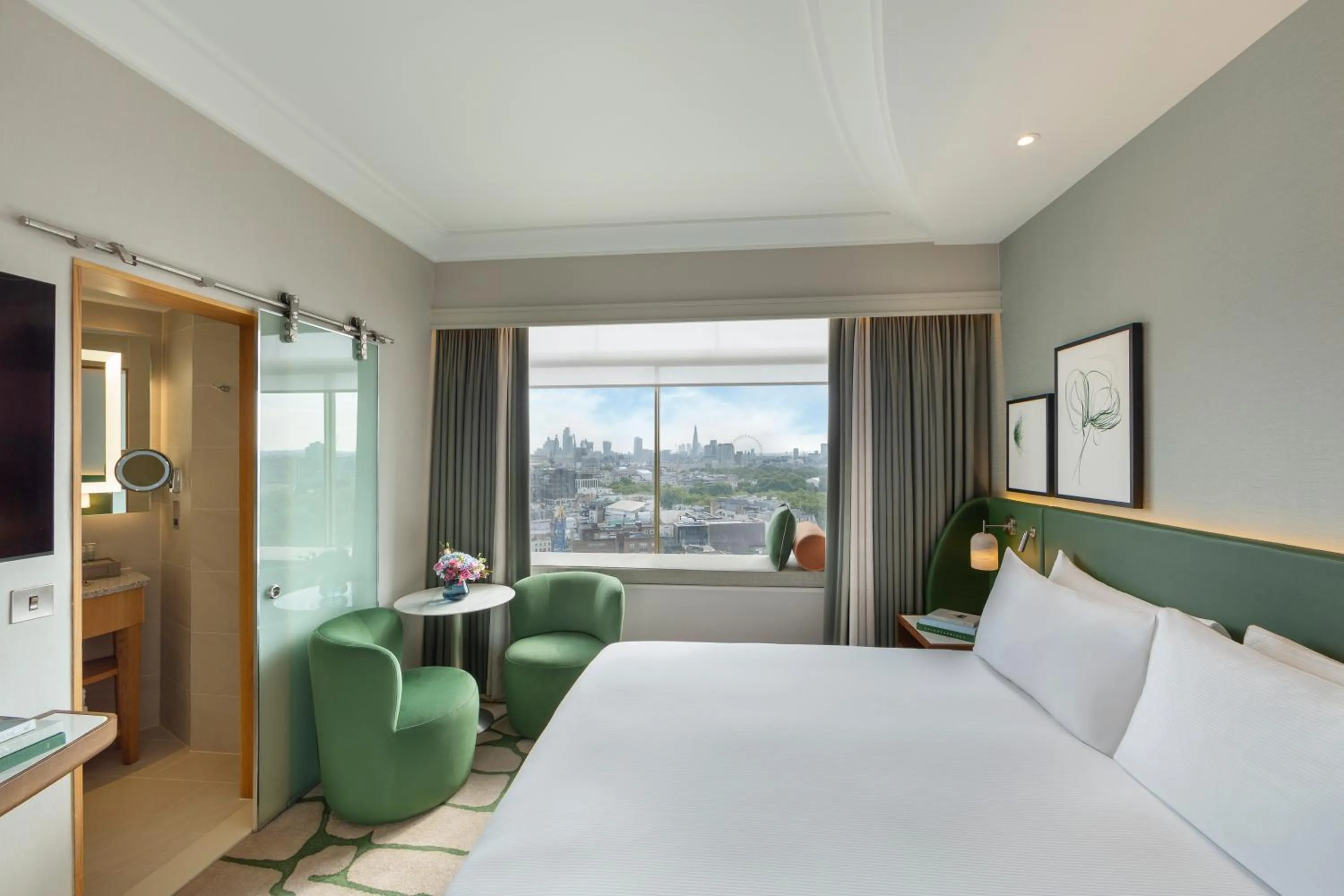 Photo of the whole room, Bed in London Hilton on Park Lane