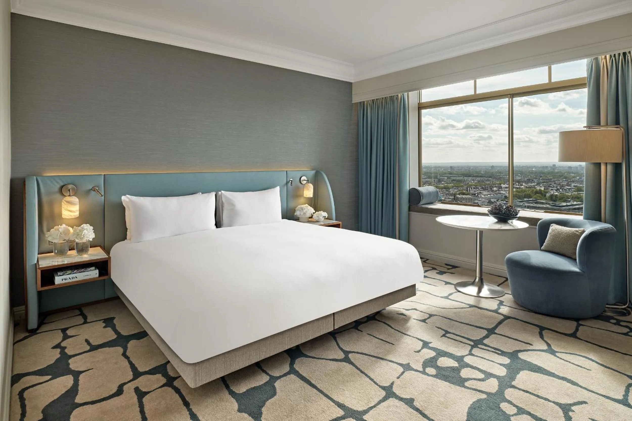 Bedroom, Bed in London Hilton on Park Lane