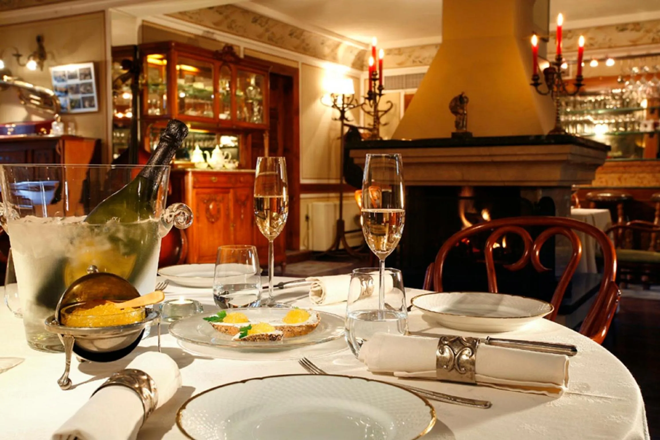 Restaurant/places to eat in Old Legends Hotel