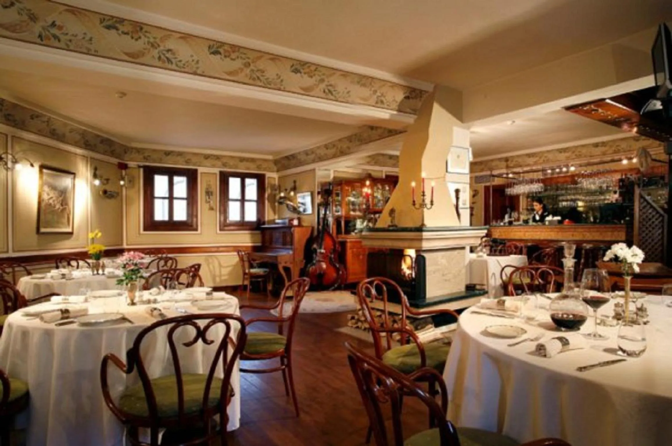 Restaurant/places to eat in Old Legends Hotel