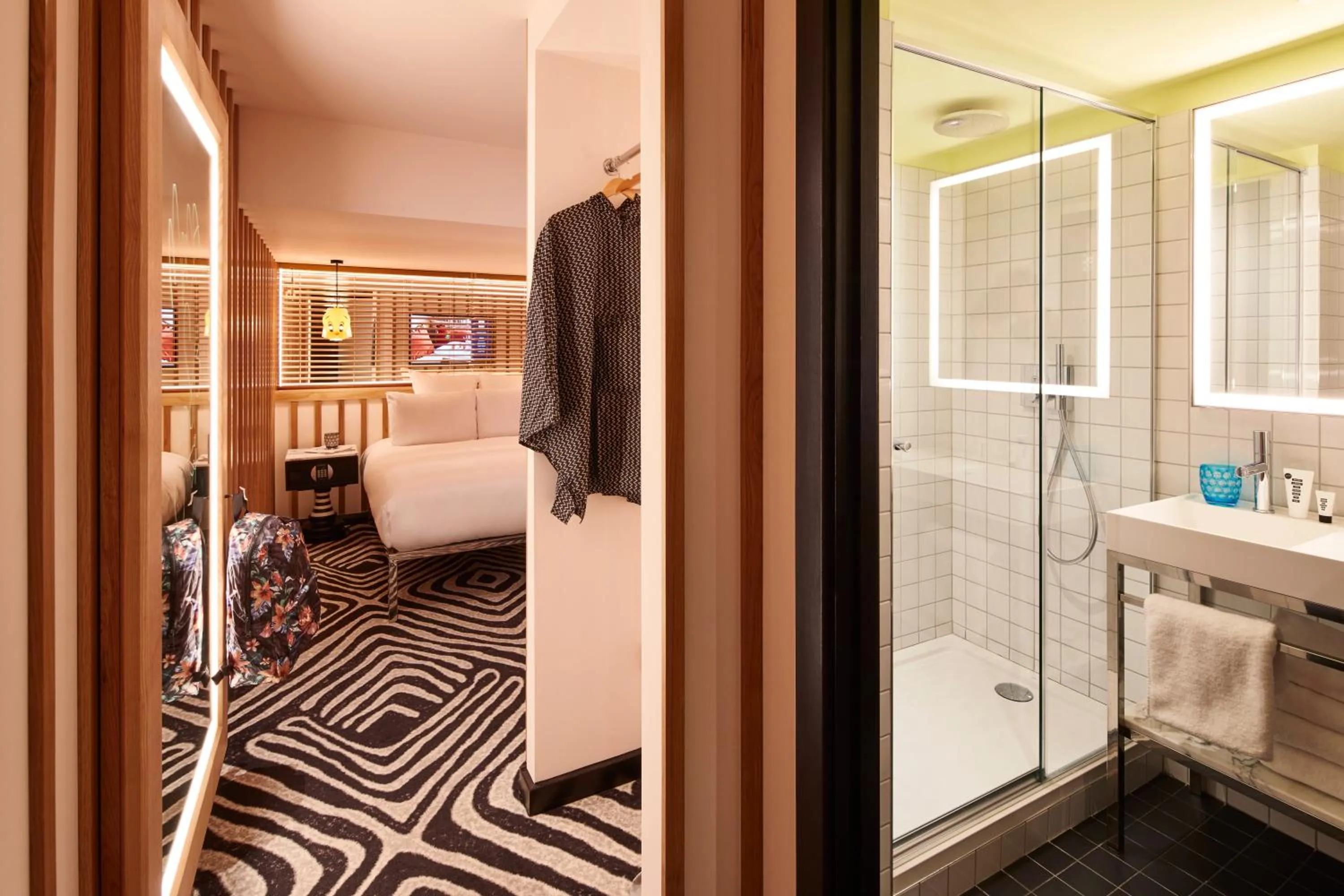 Shower, Bed in Mama Shelter London - Shoreditch