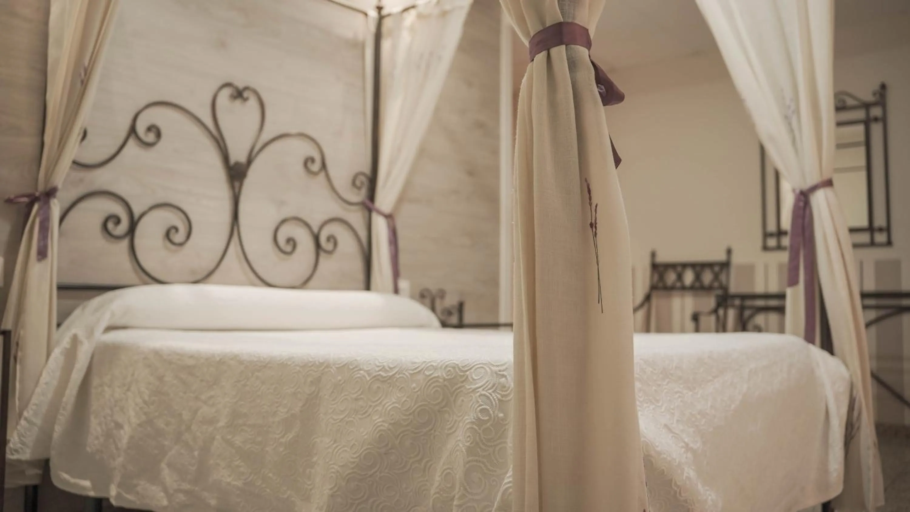 Bed in Hotel Restaurante Boabdil