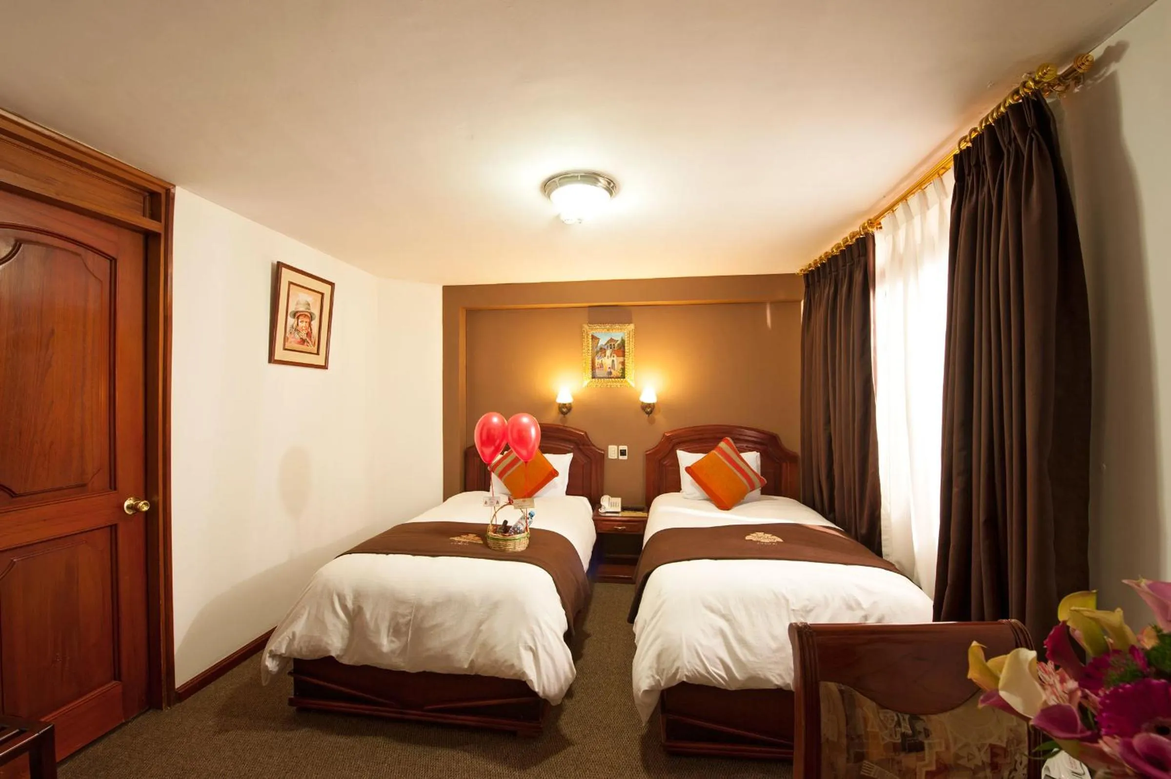 Photo of the whole room in Hotel Mabey Cusco