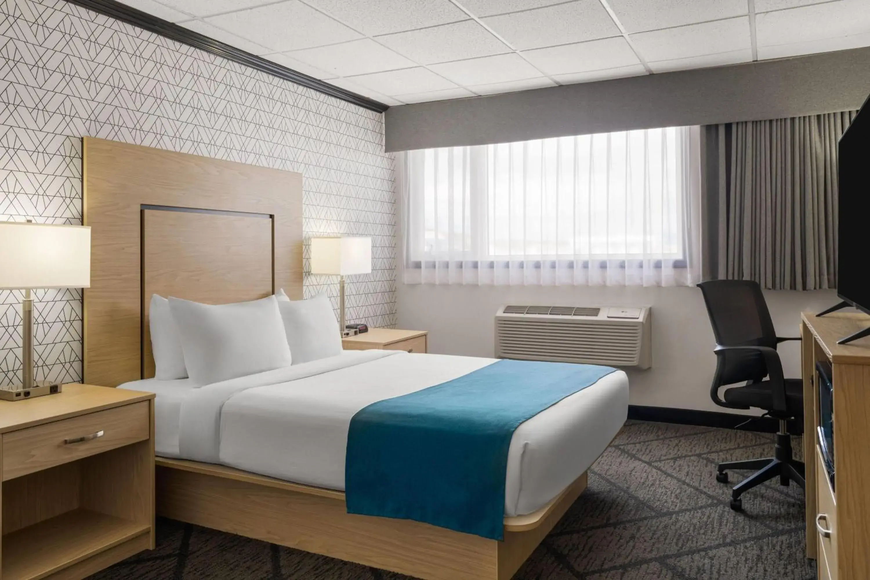 Photo of the whole room, Bed in Sternwheeler Hotel & Conference Centre, Trademark by Wyndham Photo of the whole room, Bed in Sternwheeler Hotel & Conference Centre, Trademark by Wyndham