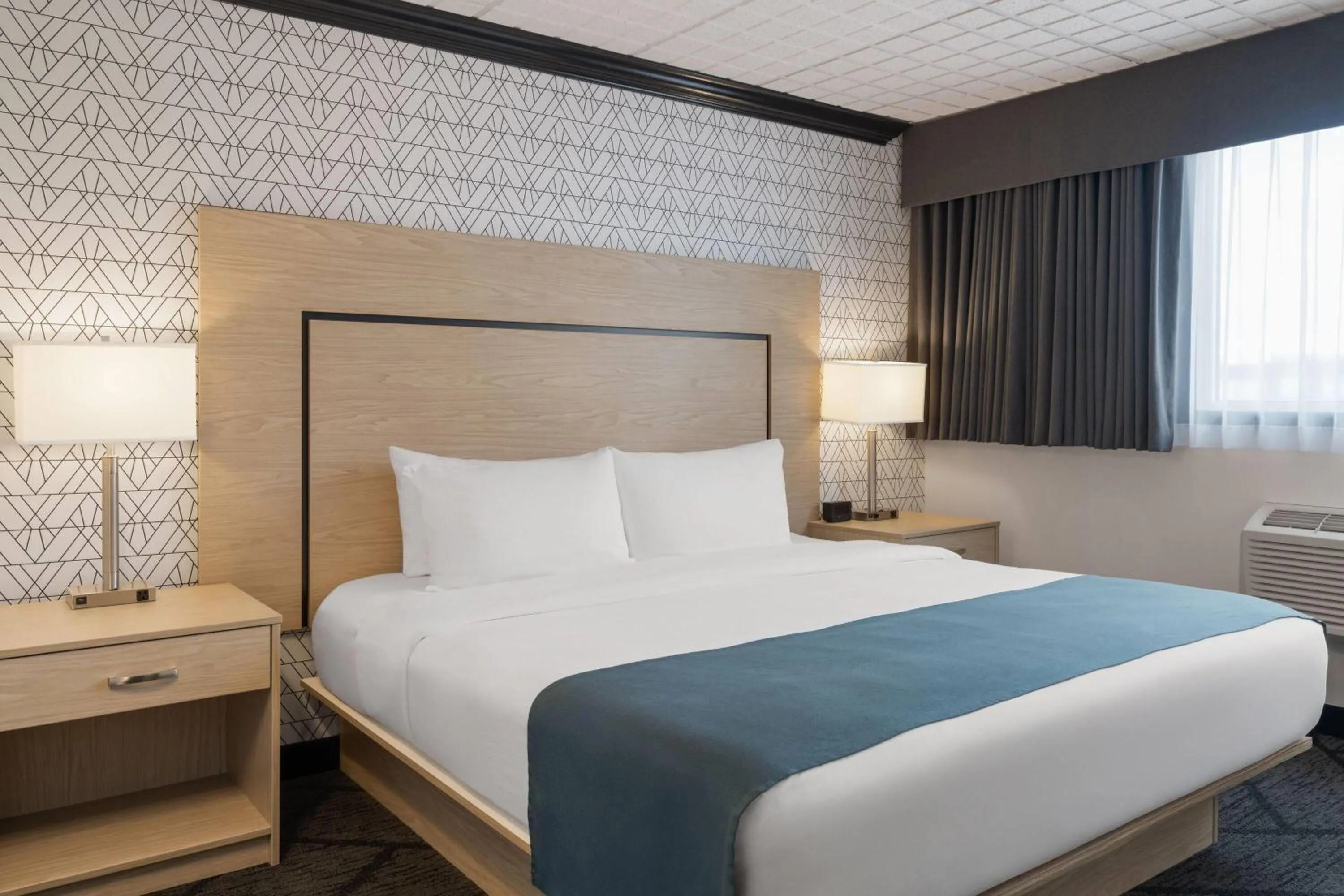 Photo of the whole room, Bed in Sternwheeler Hotel & Conference Centre, Trademark by Wyndham