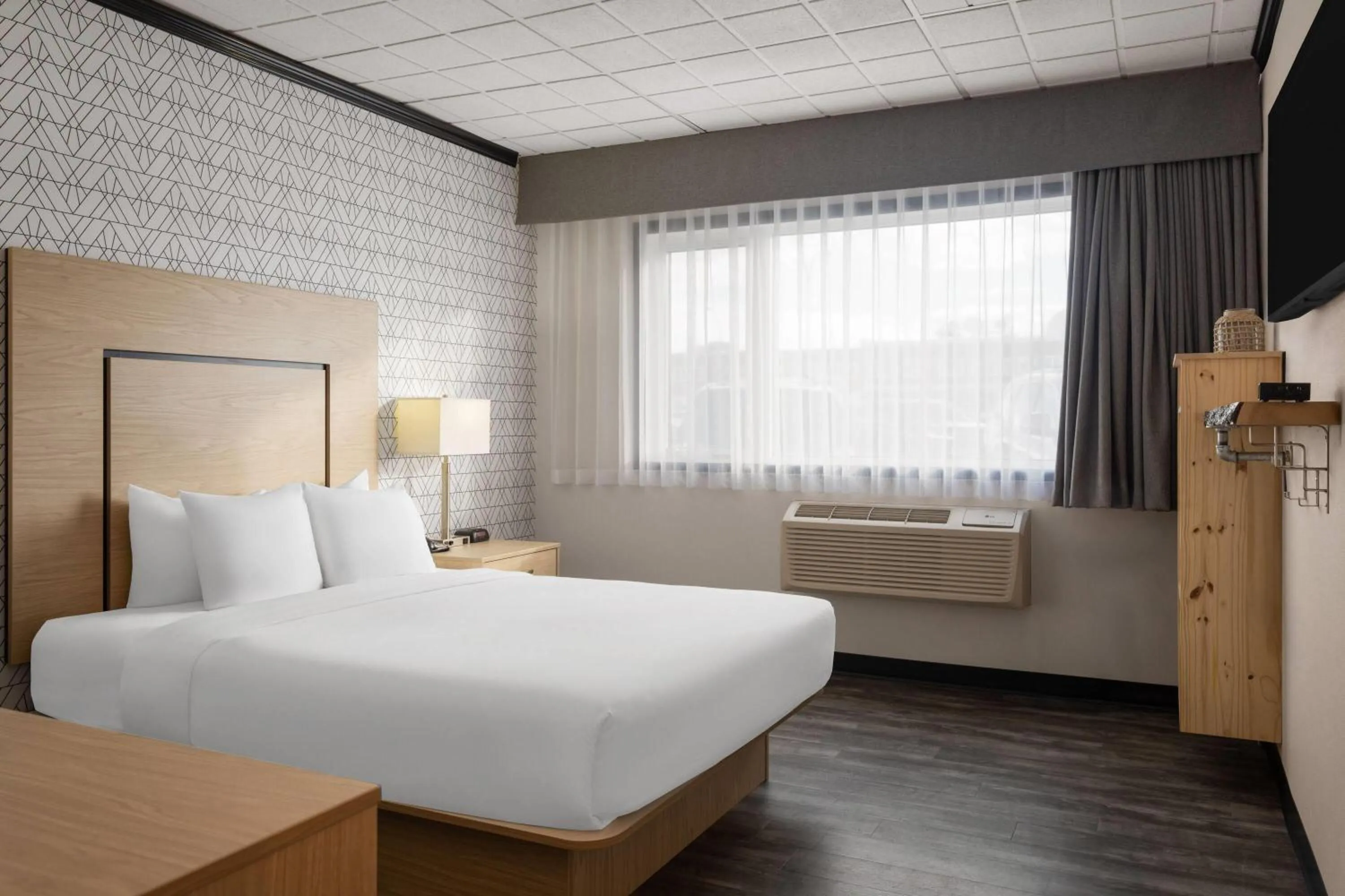 Photo of the whole room, Bed in Sternwheeler Hotel & Conference Centre, Trademark by Wyndham