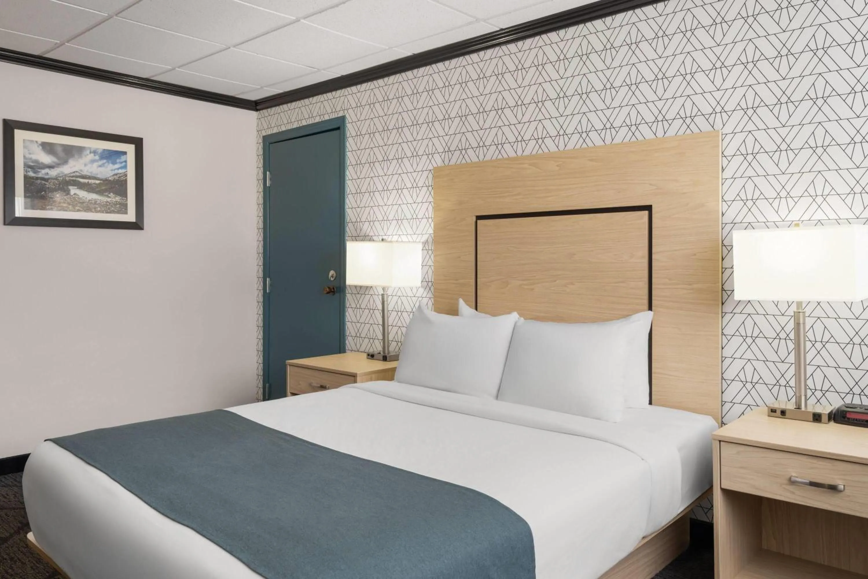 Photo of the whole room, Bed in Sternwheeler Hotel & Conference Centre, Trademark by Wyndham