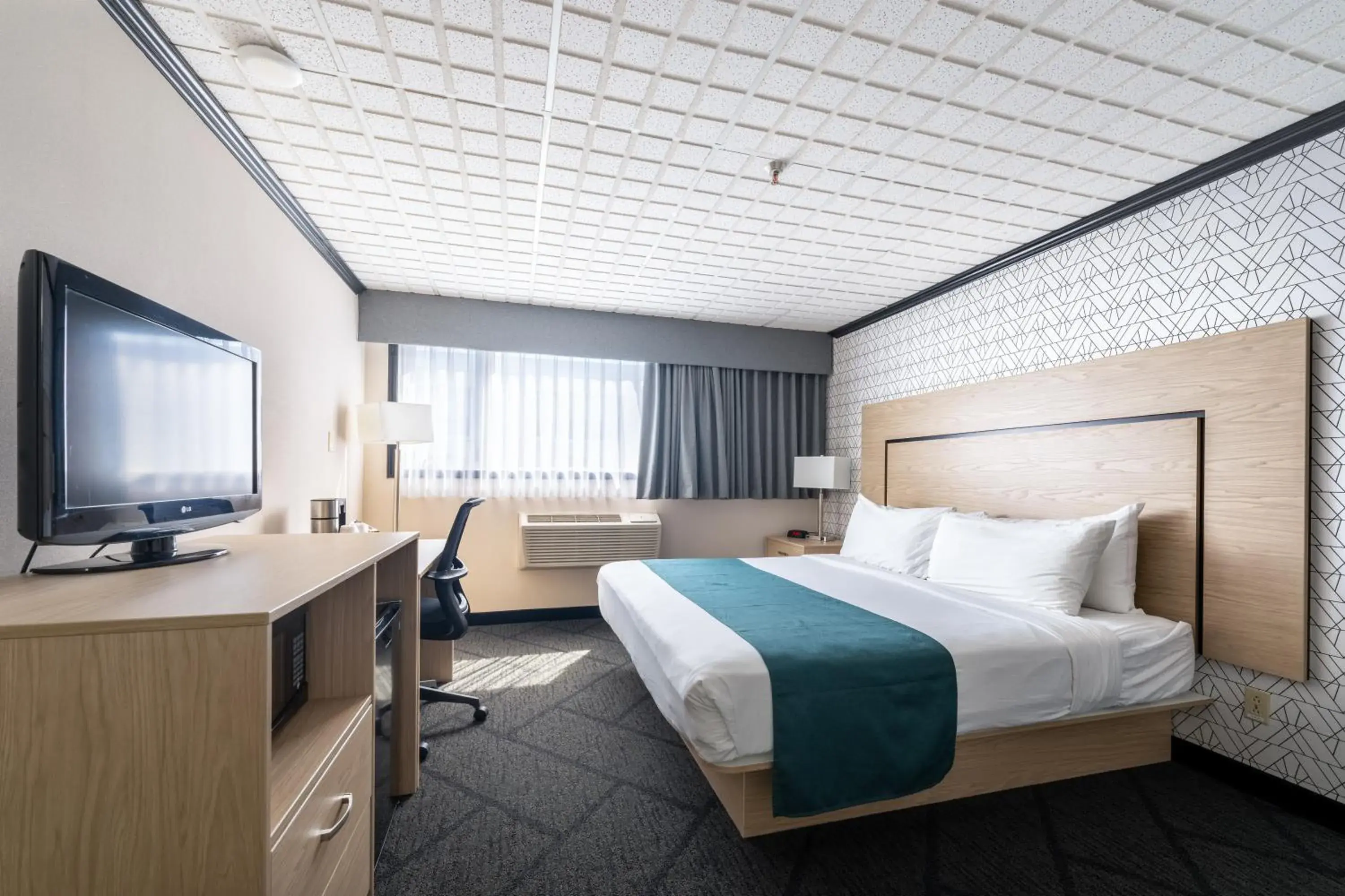 Bed in Sternwheeler Hotel & Conference Centre, Trademark by Wyndham Bed in Sternwheeler Hotel & Conference Centre, Trademark by Wyndham