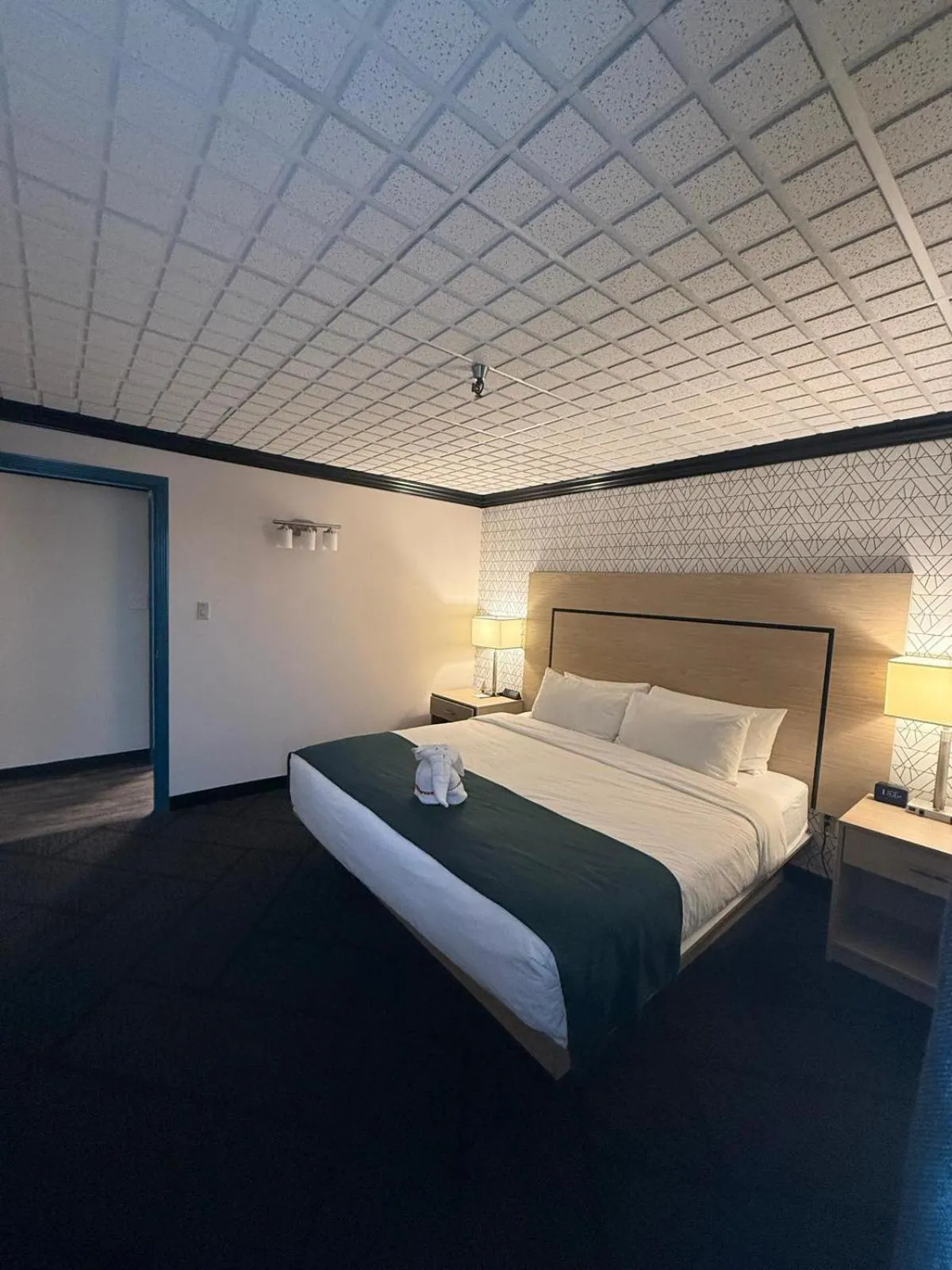 Bed in Sternwheeler Hotel & Conference Centre, Trademark by Wyndham