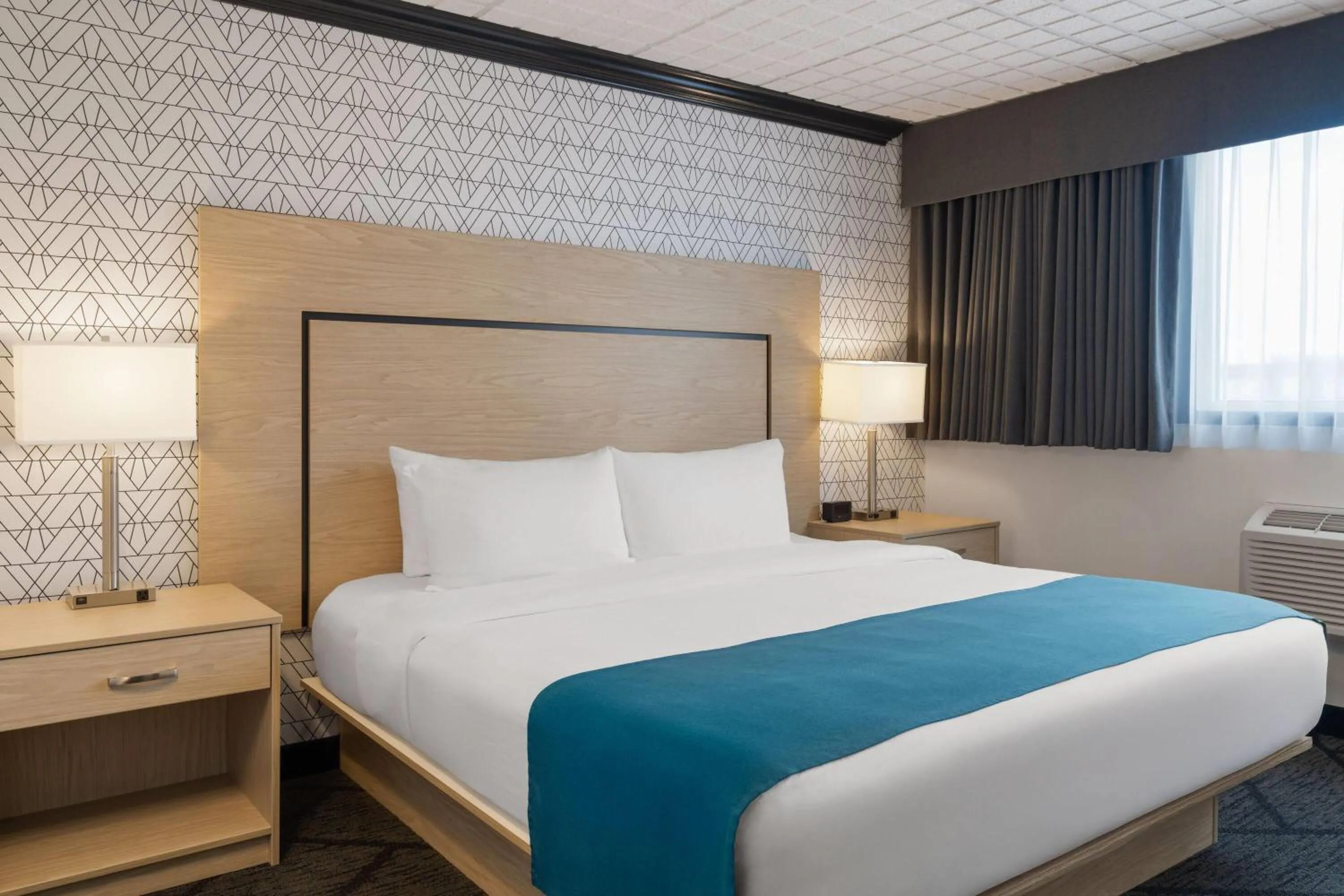 Photo of the whole room, Bed in Sternwheeler Hotel & Conference Centre, Trademark by Wyndham