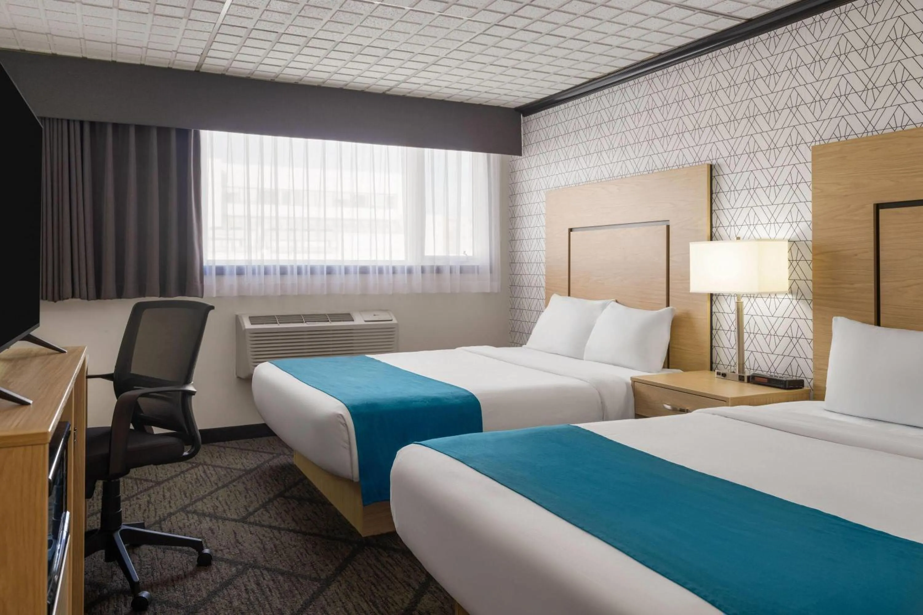 Photo of the whole room, Bed in Sternwheeler Hotel & Conference Centre, Trademark by Wyndham