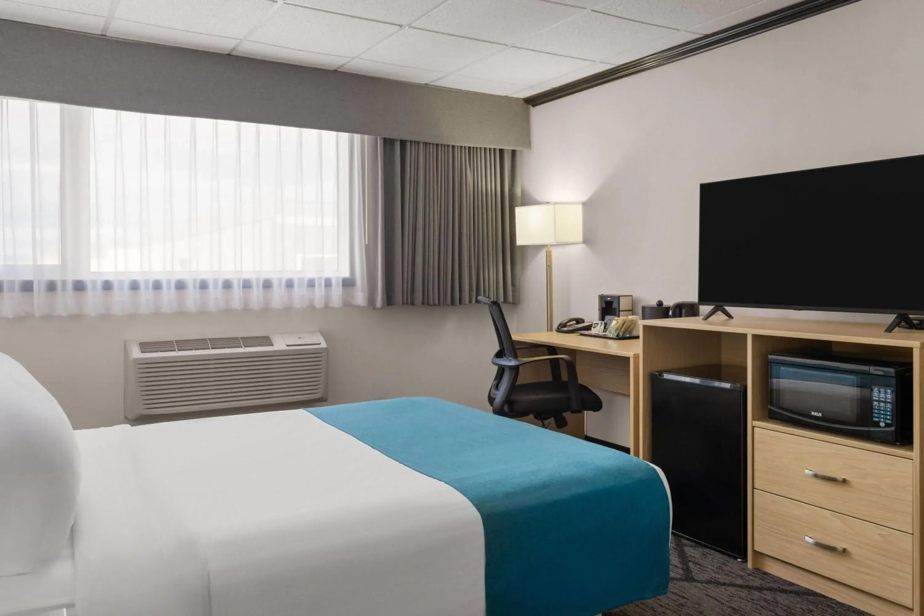 Photo of the whole room, Bed in Sternwheeler Hotel & Conference Centre, Trademark by Wyndham Photo of the whole room, Bed in Sternwheeler Hotel & Conference Centre, Trademark by Wyndham