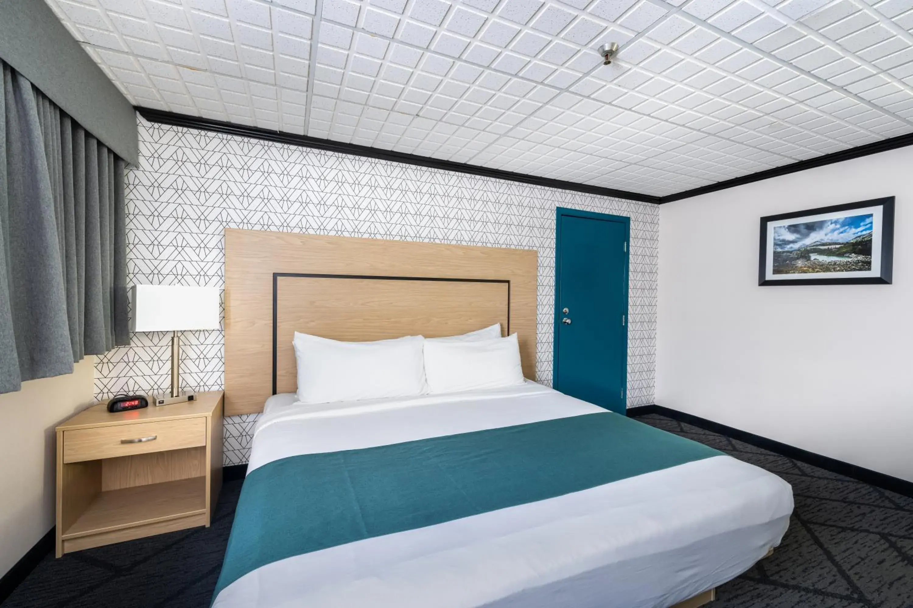 Bed in Sternwheeler Hotel & Conference Centre, Trademark by Wyndham Bed in Sternwheeler Hotel & Conference Centre, Trademark by Wyndham