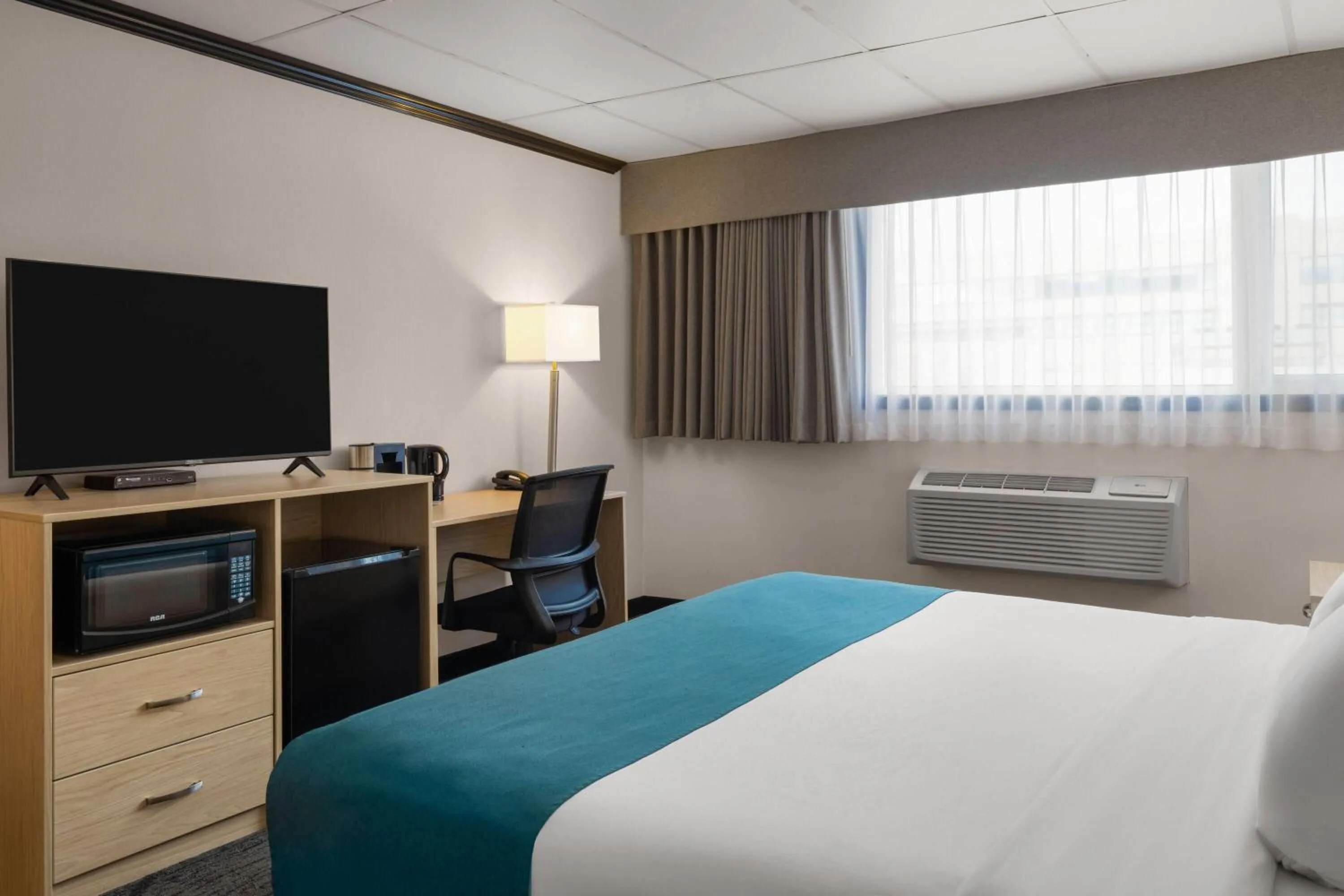 Photo of the whole room, Bed in Sternwheeler Hotel & Conference Centre, Trademark by Wyndham