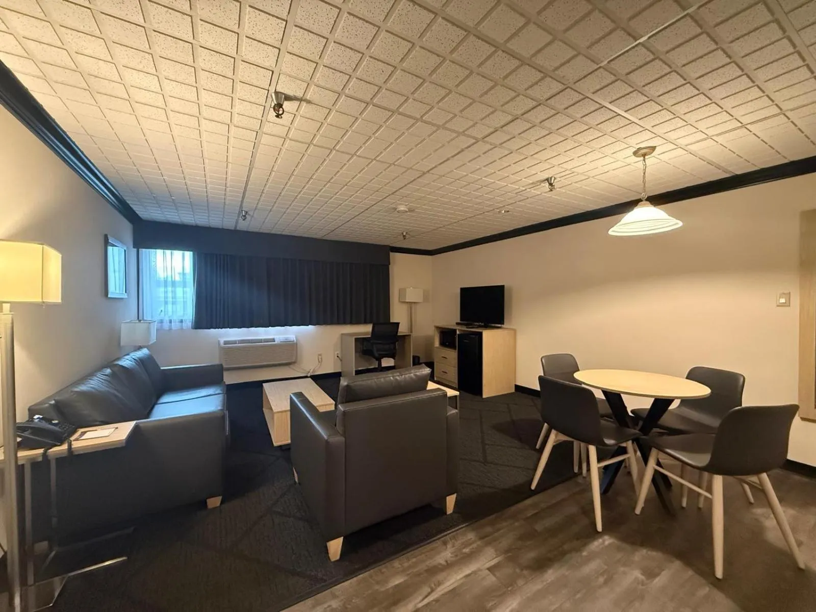 Living room in Sternwheeler Hotel & Conference Centre, Trademark by Wyndham