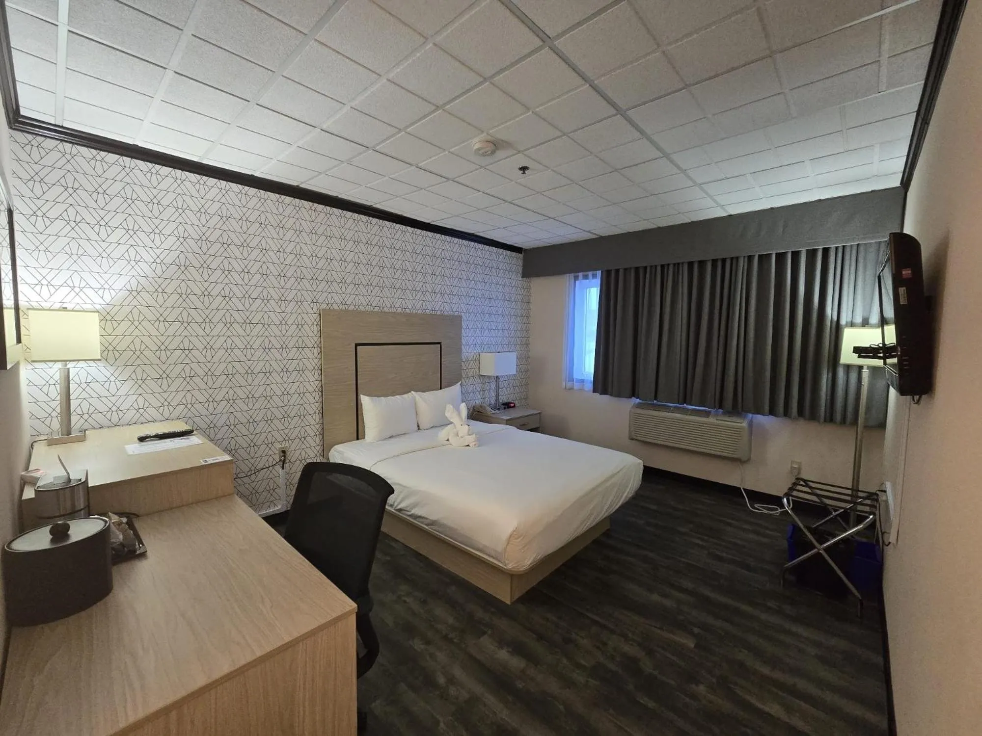 Bed in Sternwheeler Hotel & Conference Centre, Trademark by Wyndham