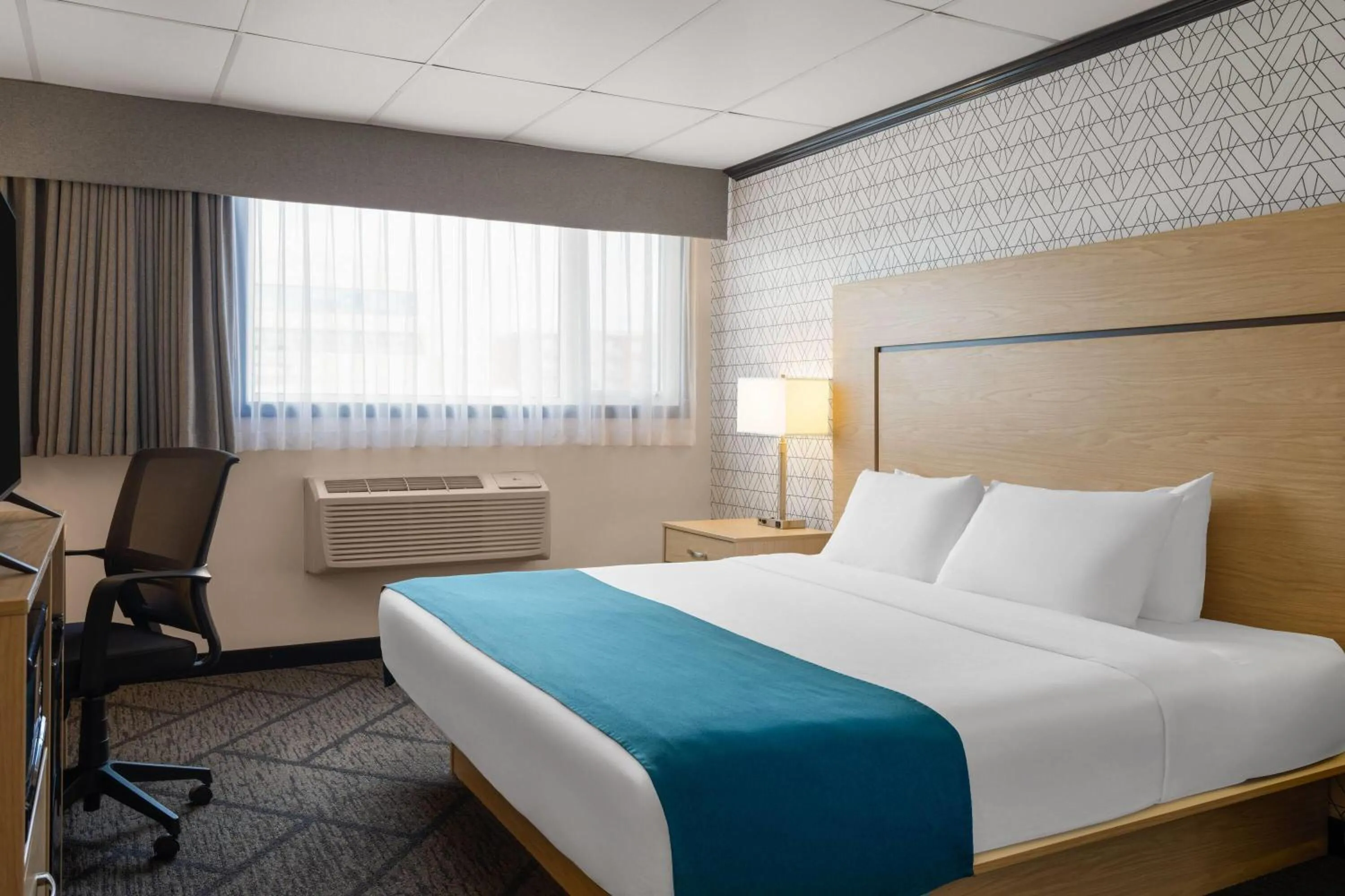 Photo of the whole room, Bed in Sternwheeler Hotel & Conference Centre, Trademark by Wyndham