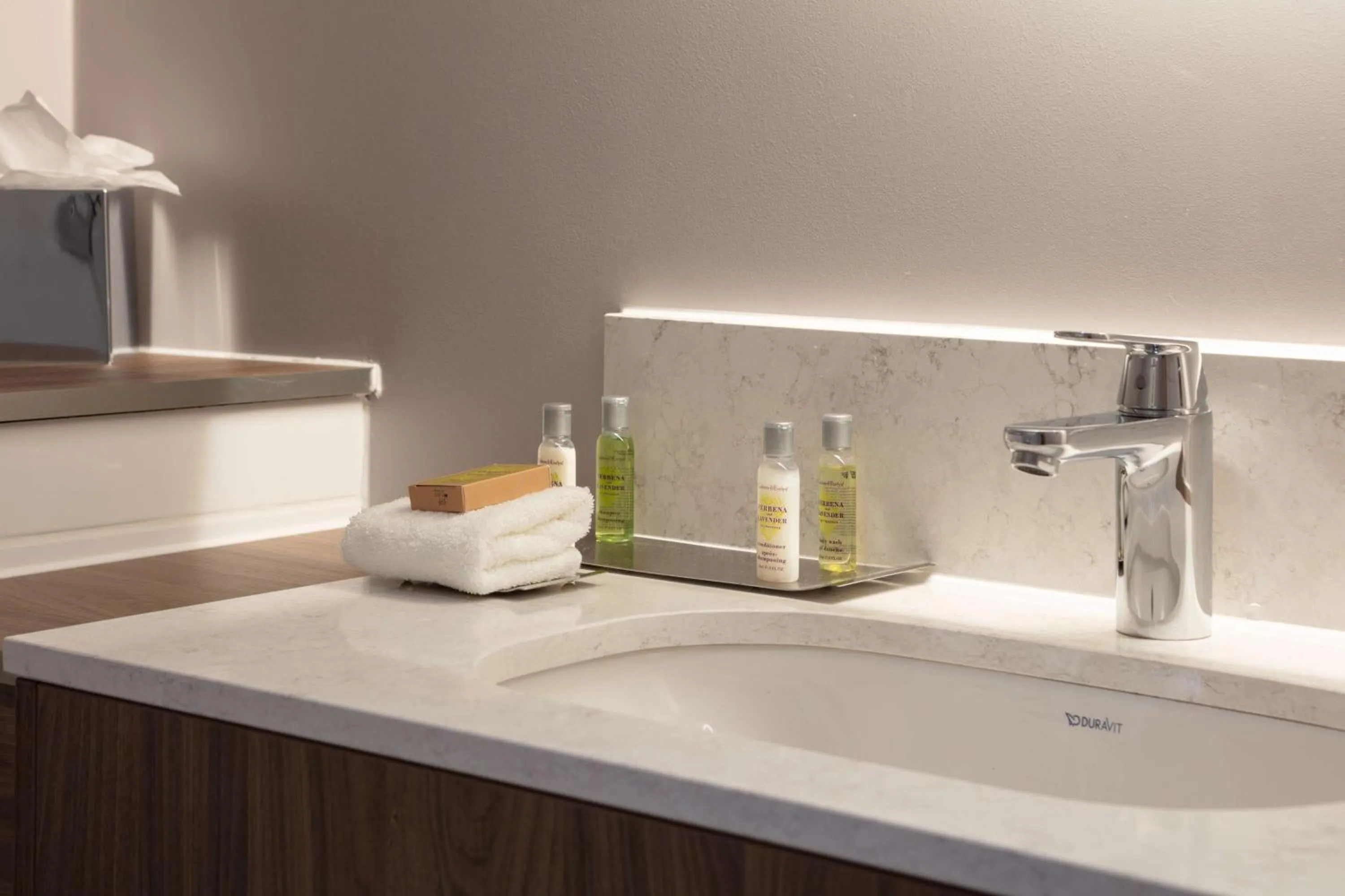 Bathroom in DoubleTree by Hilton Edinburgh Airport