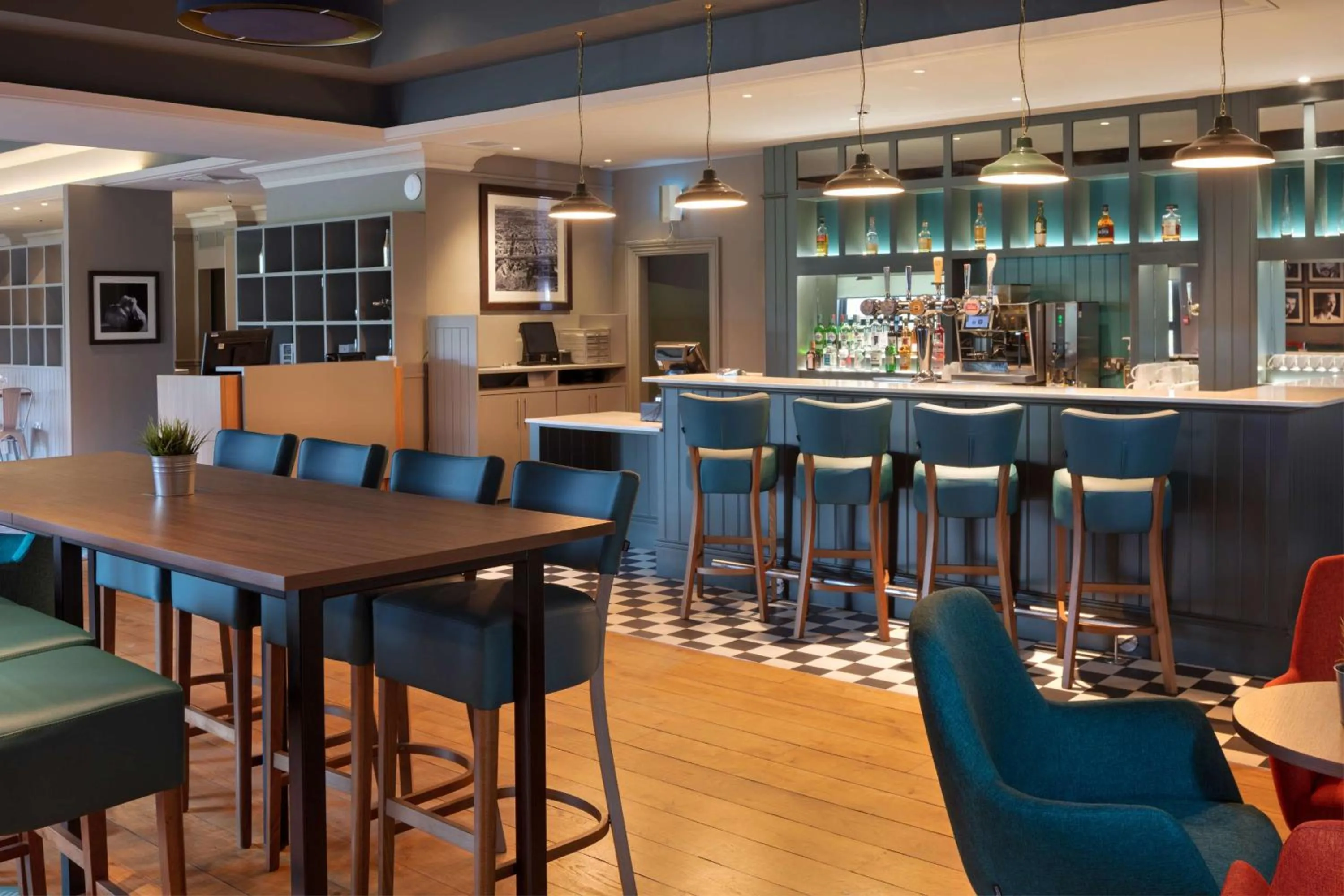 Lounge or bar in DoubleTree by Hilton Edinburgh Airport