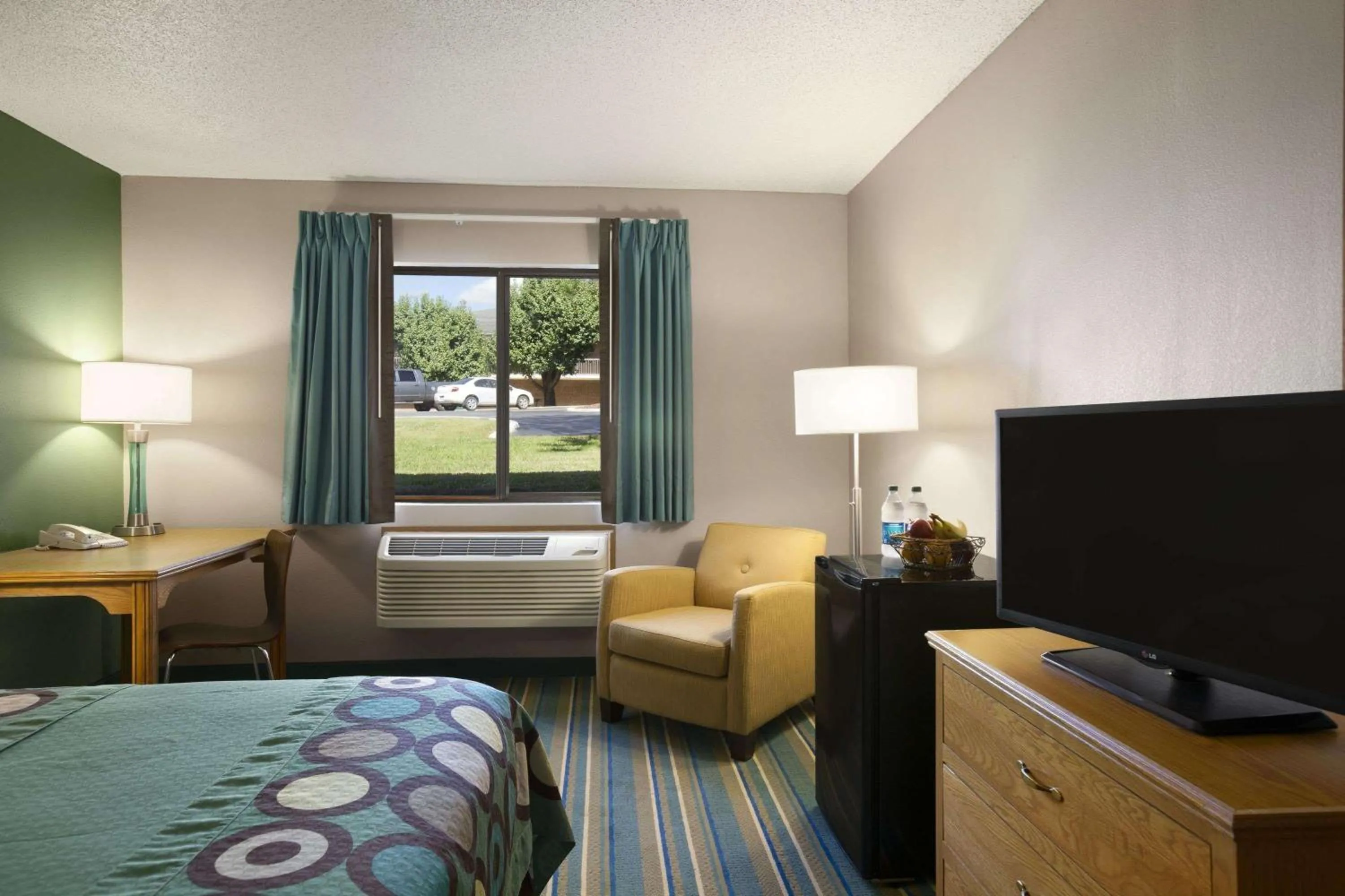 Photo of the whole room, Bed in Super 8 by Wyndham Batesville