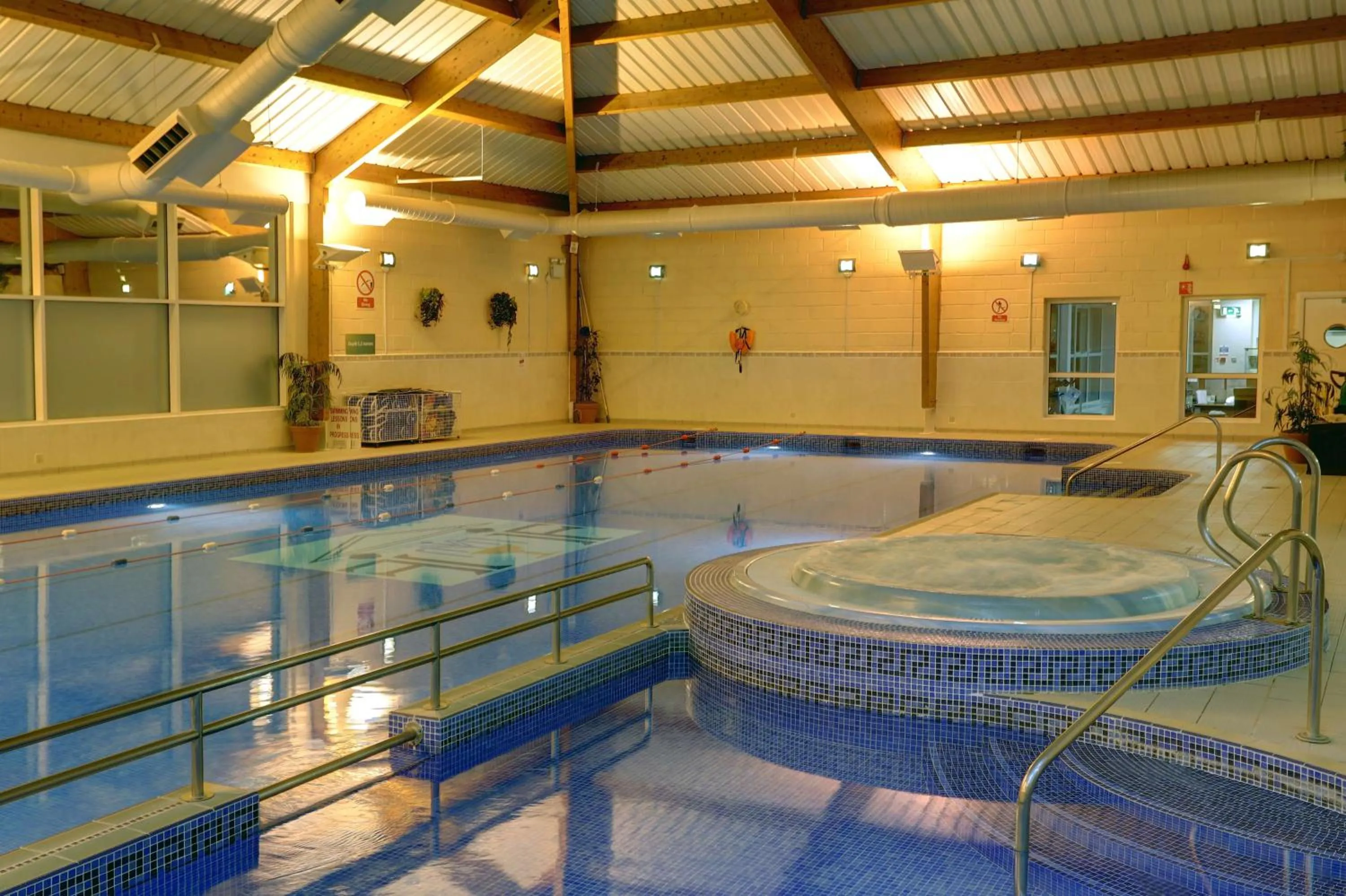 Swimming pool in Best Western Kings Manor
