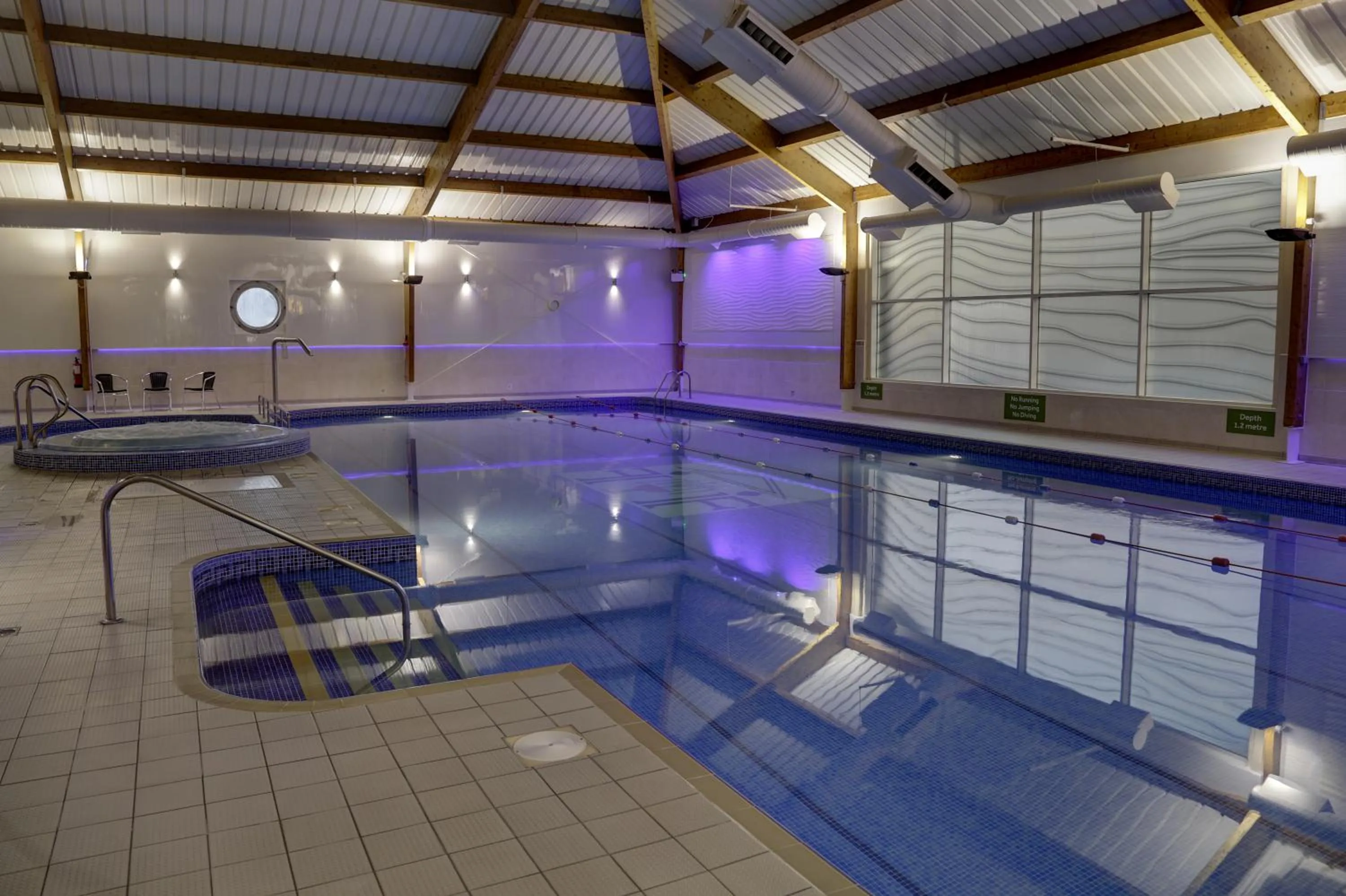 Swimming pool in Best Western Kings Manor