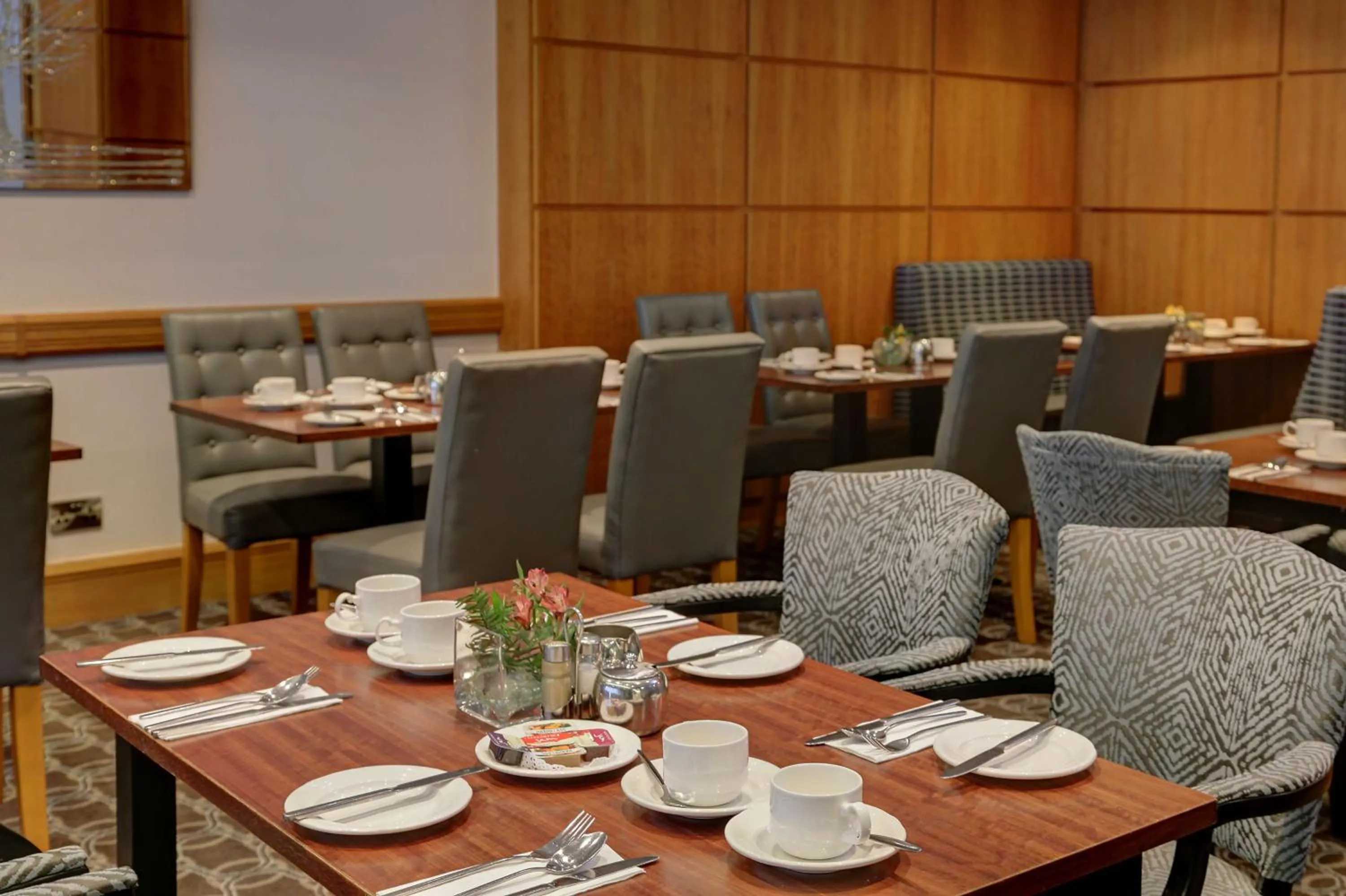 Restaurant/places to eat in Best Western Kings Manor