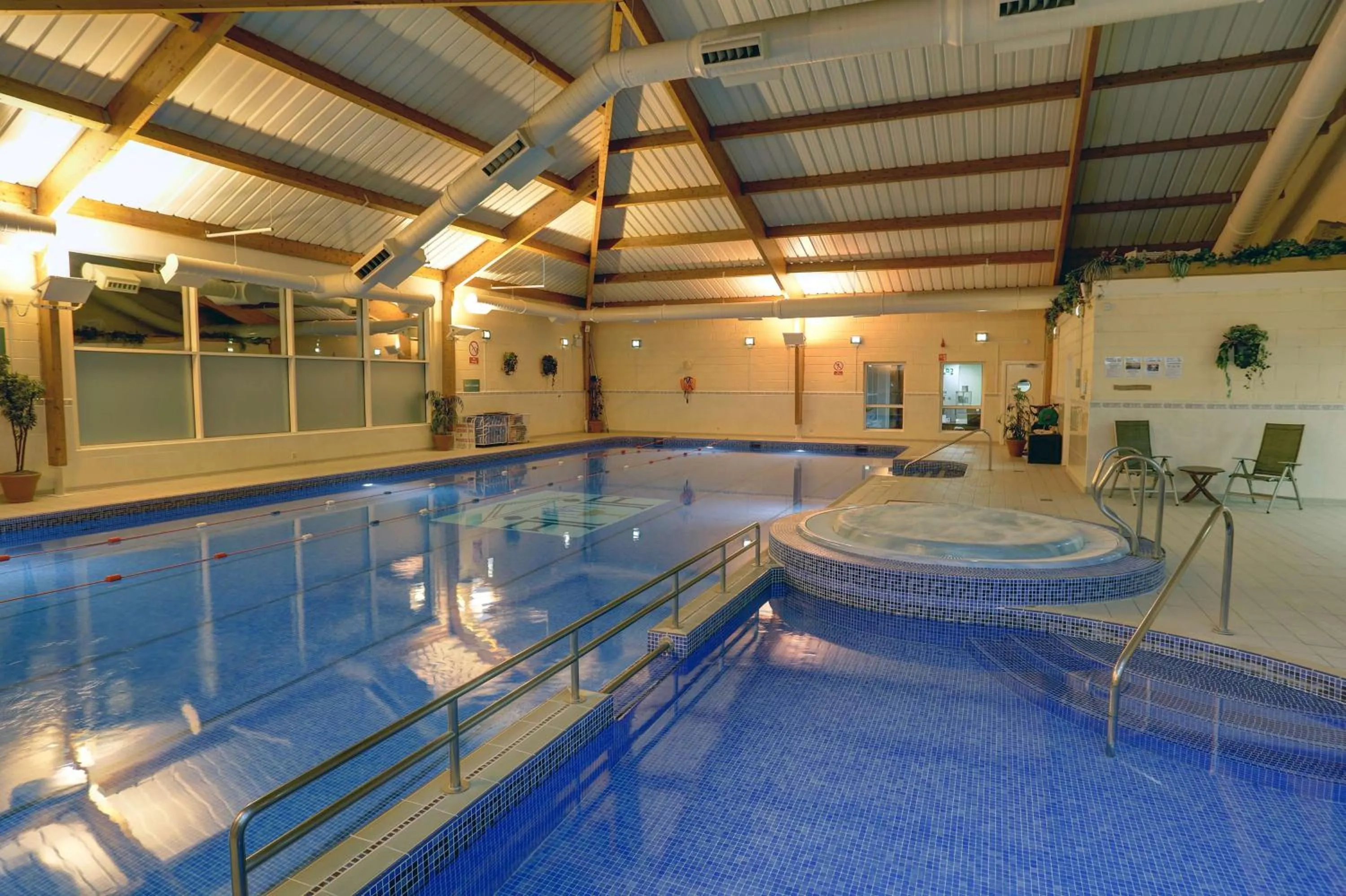 Swimming pool in Best Western Kings Manor