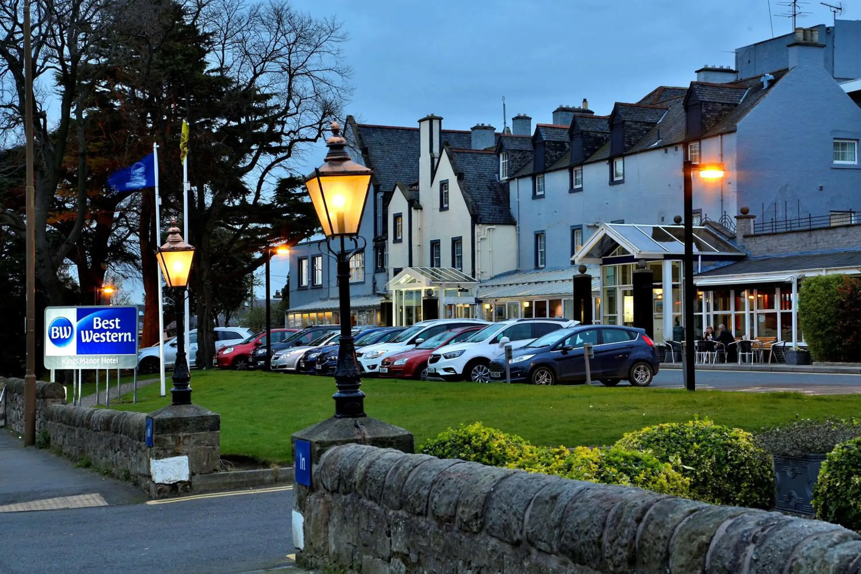 Property building in Best Western Kings Manor Property building in Best Western Kings Manor