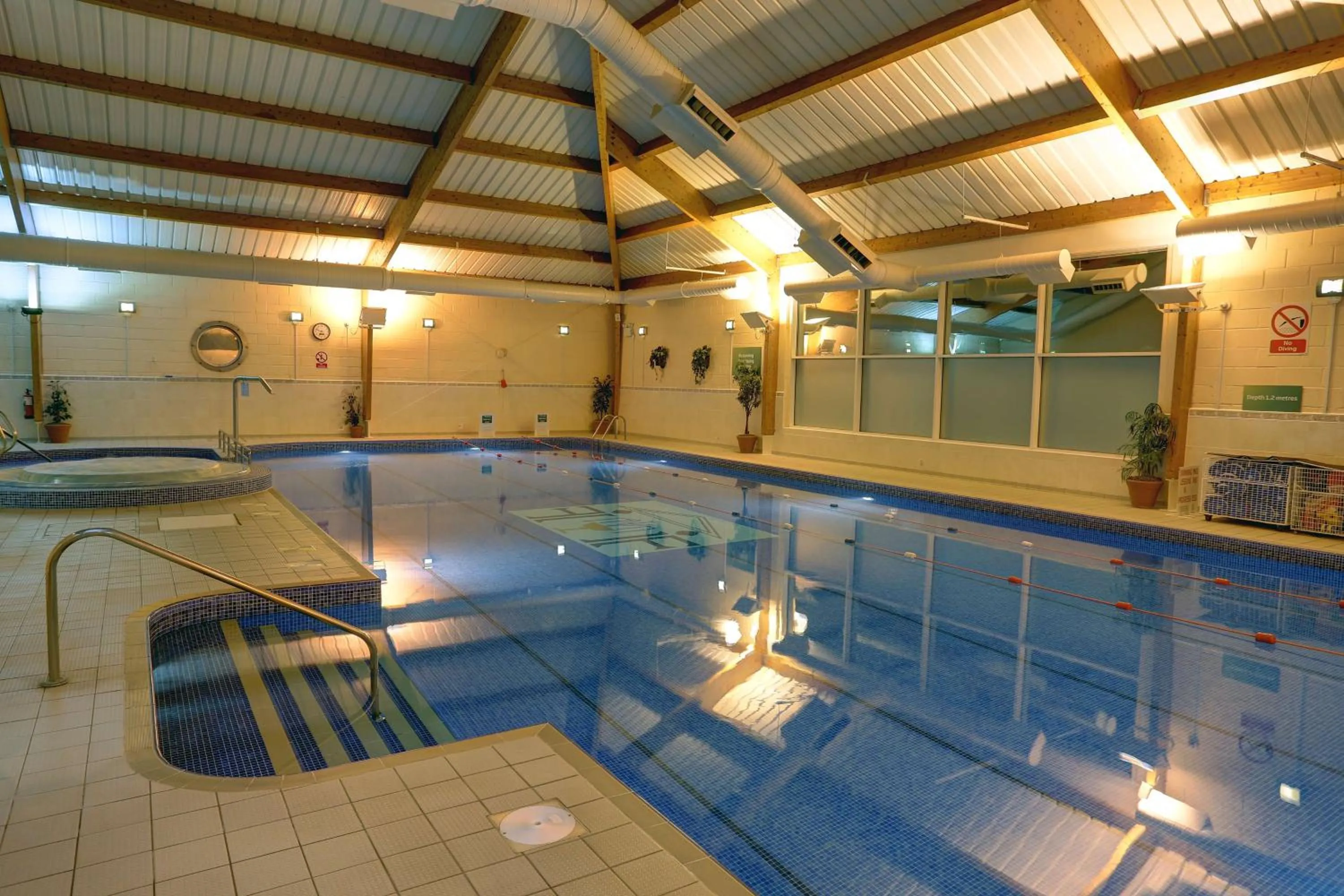 Swimming pool in Best Western Kings Manor