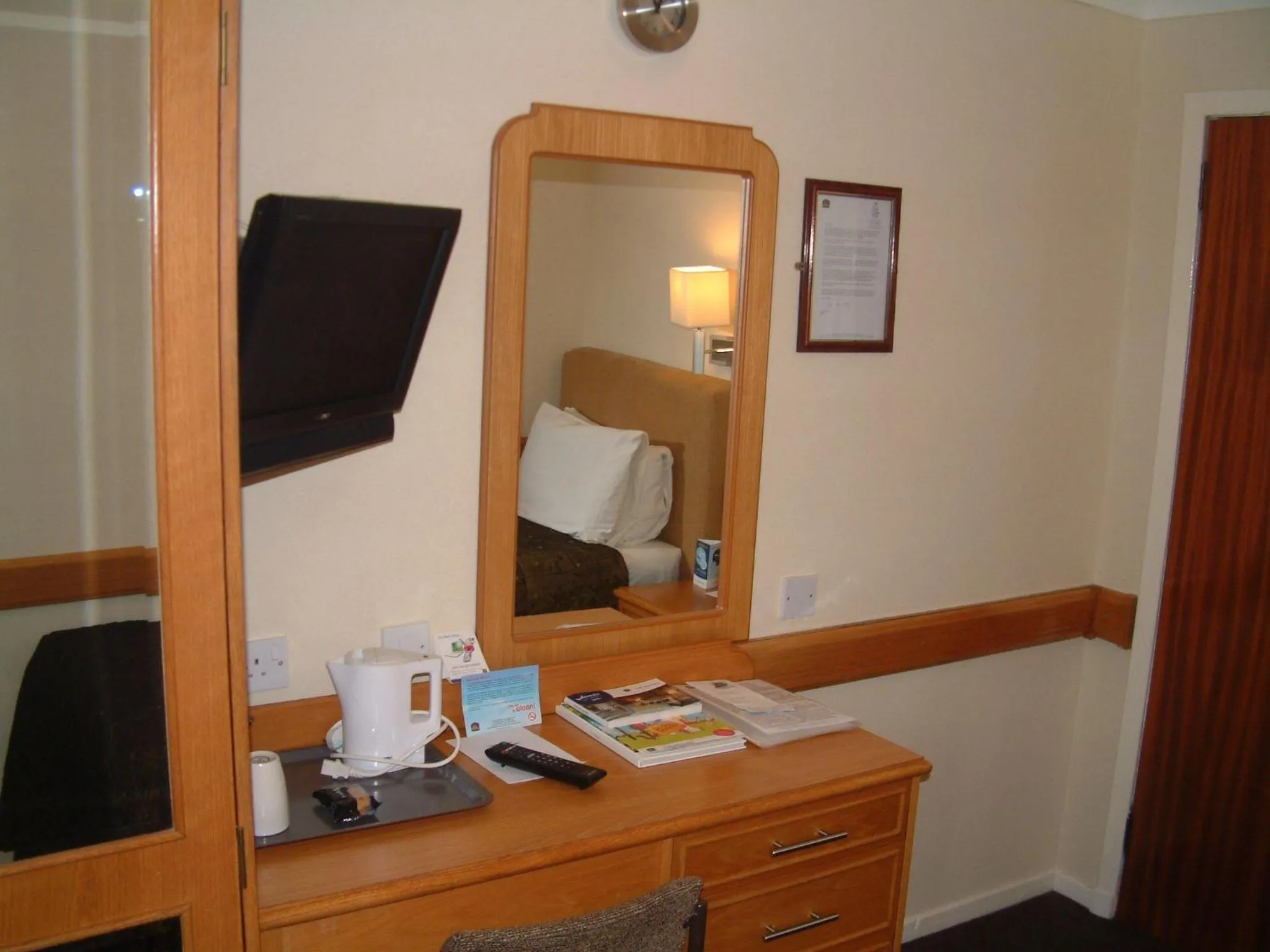 TV and multimedia, Bed in Best Western Kings Manor