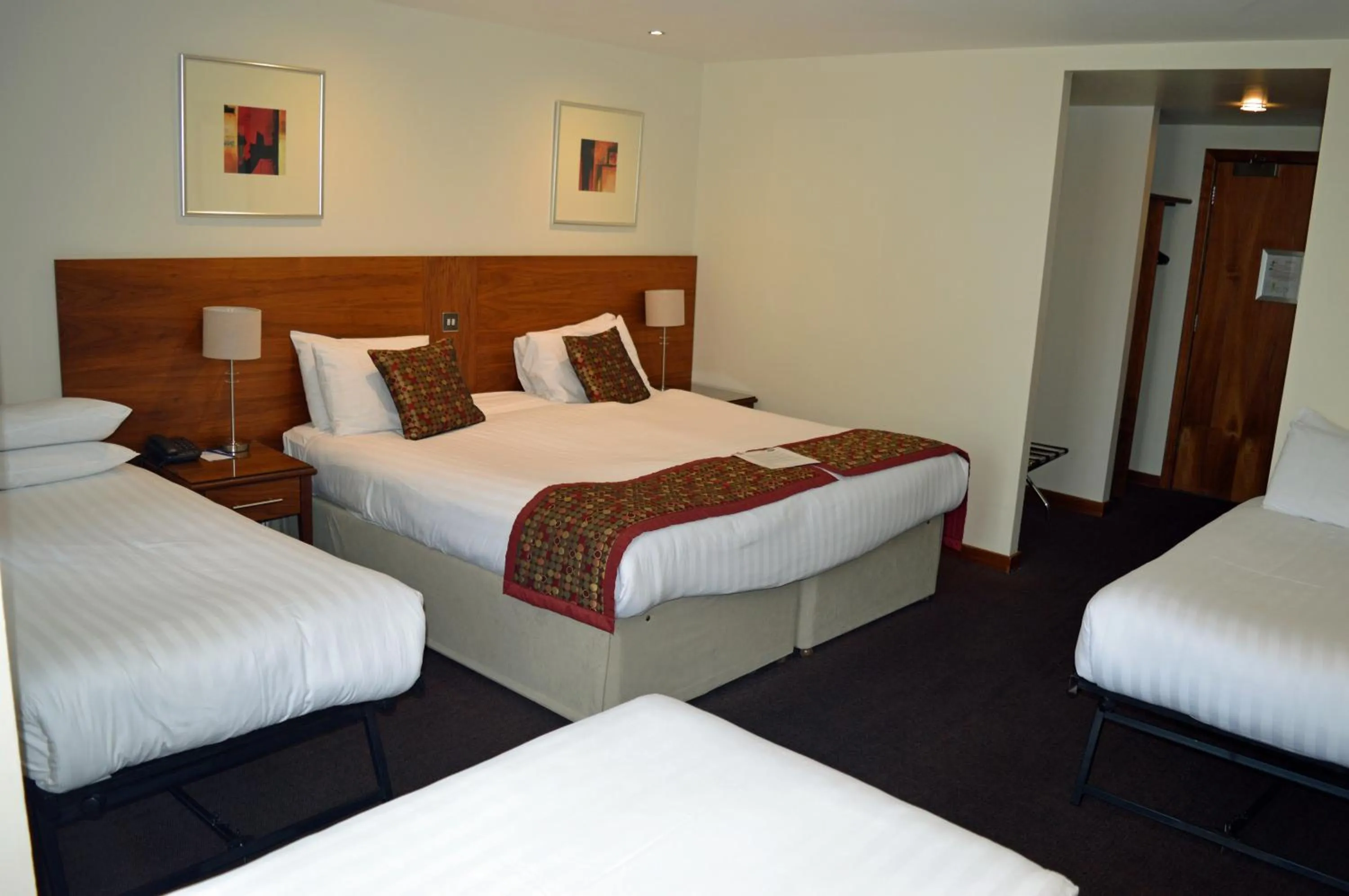 Photo of the whole room, Bed in Best Western Kings Manor