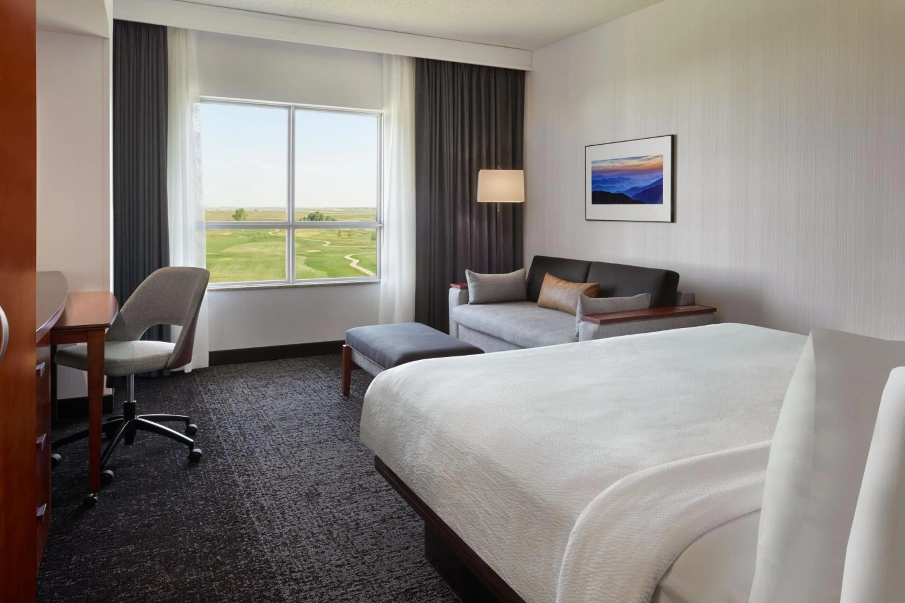 Photo of the whole room, Bed in Courtyard by Marriott Calgary Airport