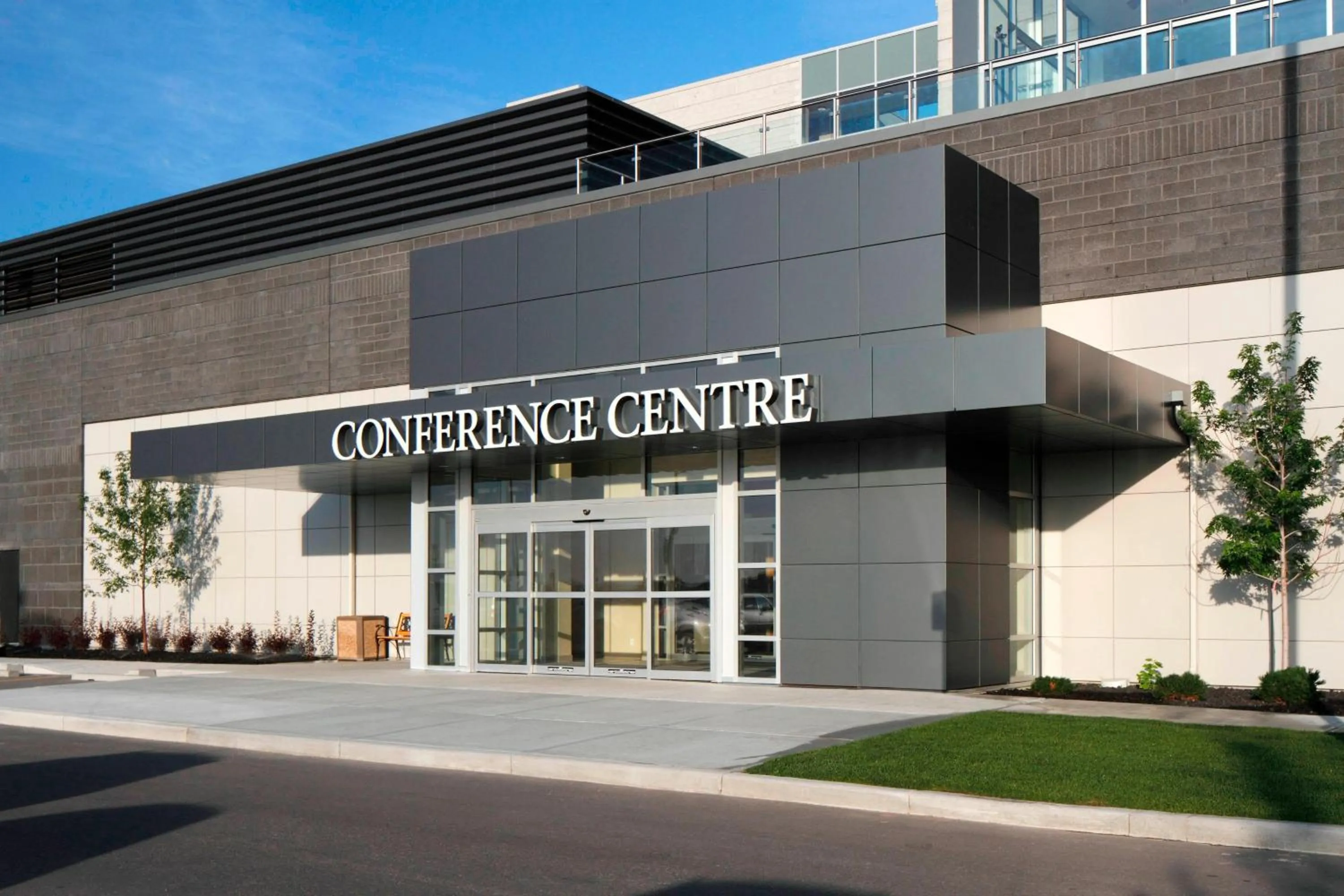 Meeting/conference room in Courtyard by Marriott Calgary Airport