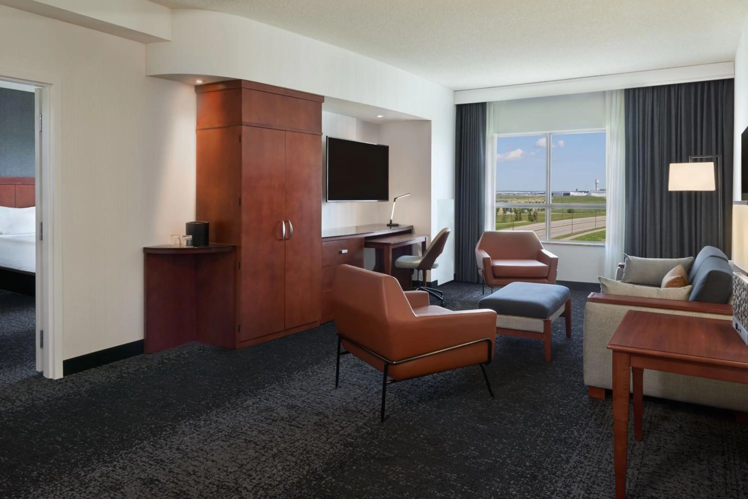 Living room in Courtyard by Marriott Calgary Airport