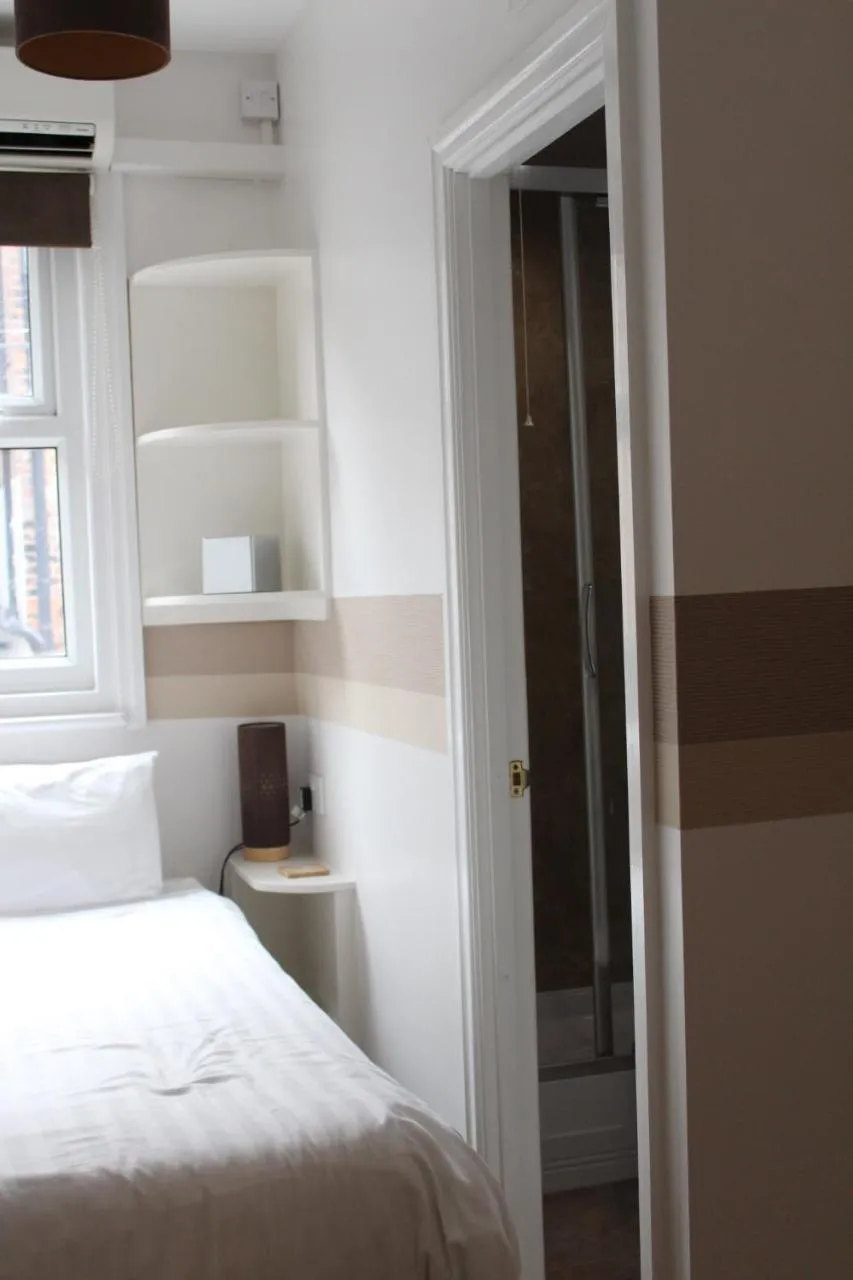 Photo of the whole room, Bed in Grange Lodge