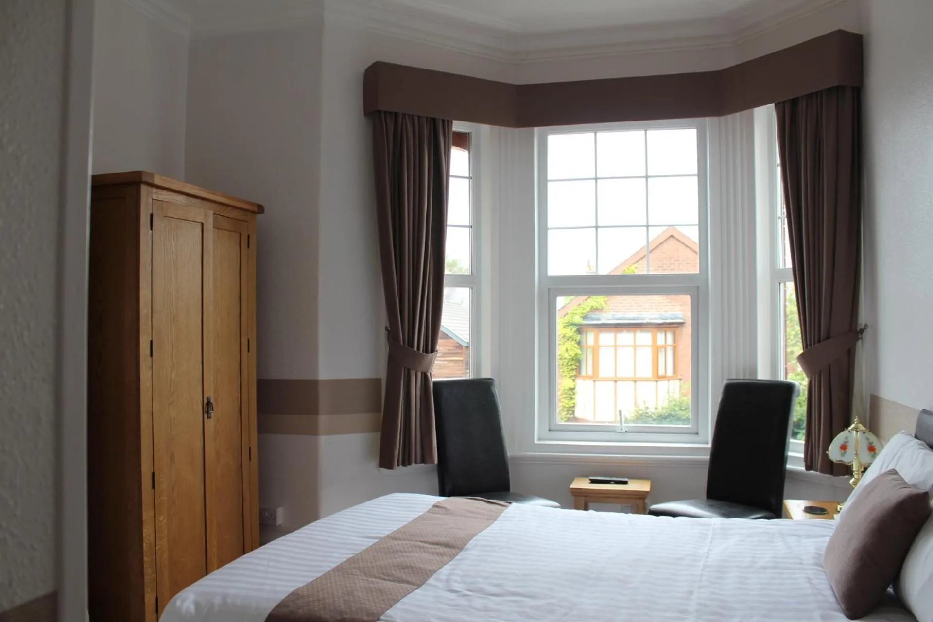 Photo of the whole room, Bed in Grange Lodge