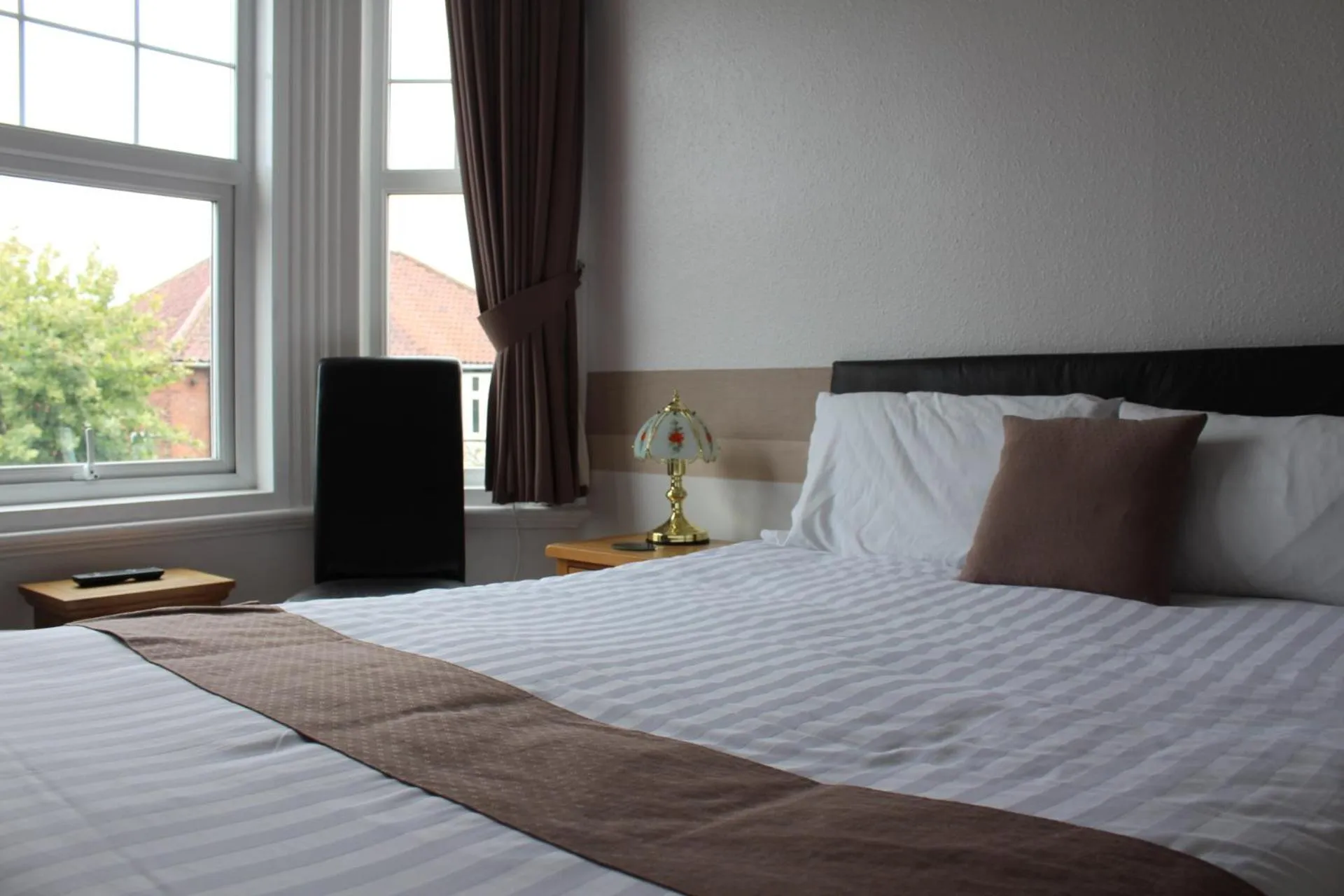 Photo of the whole room, Bed in Grange Lodge