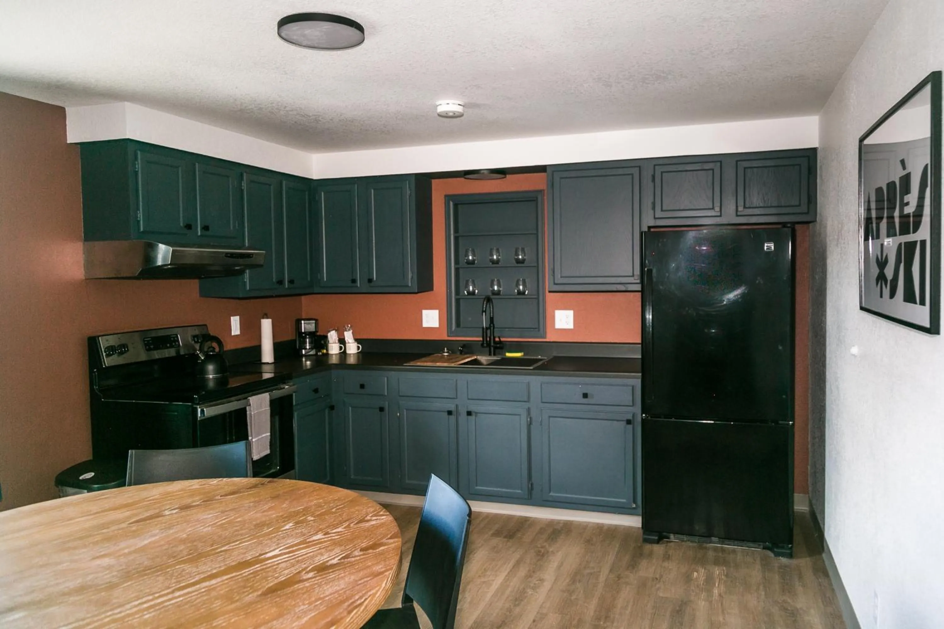 Kitchen or kitchenette in LOGE Wolf Creek