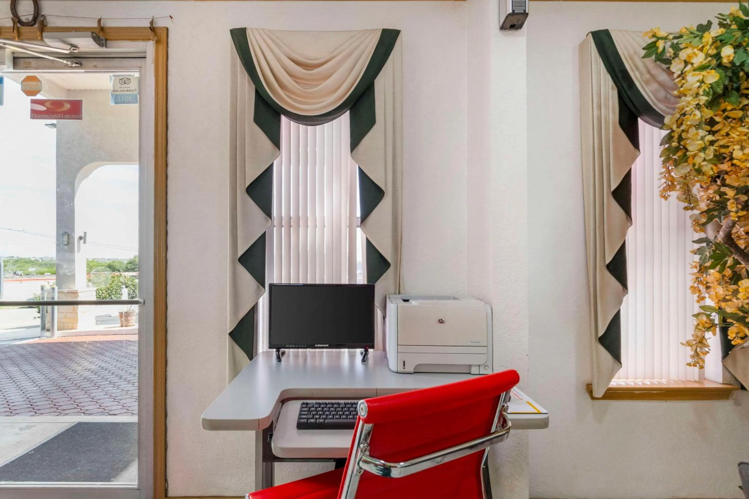 Business facilities in Econo Lodge Inn & Suites Near Lackland AFB