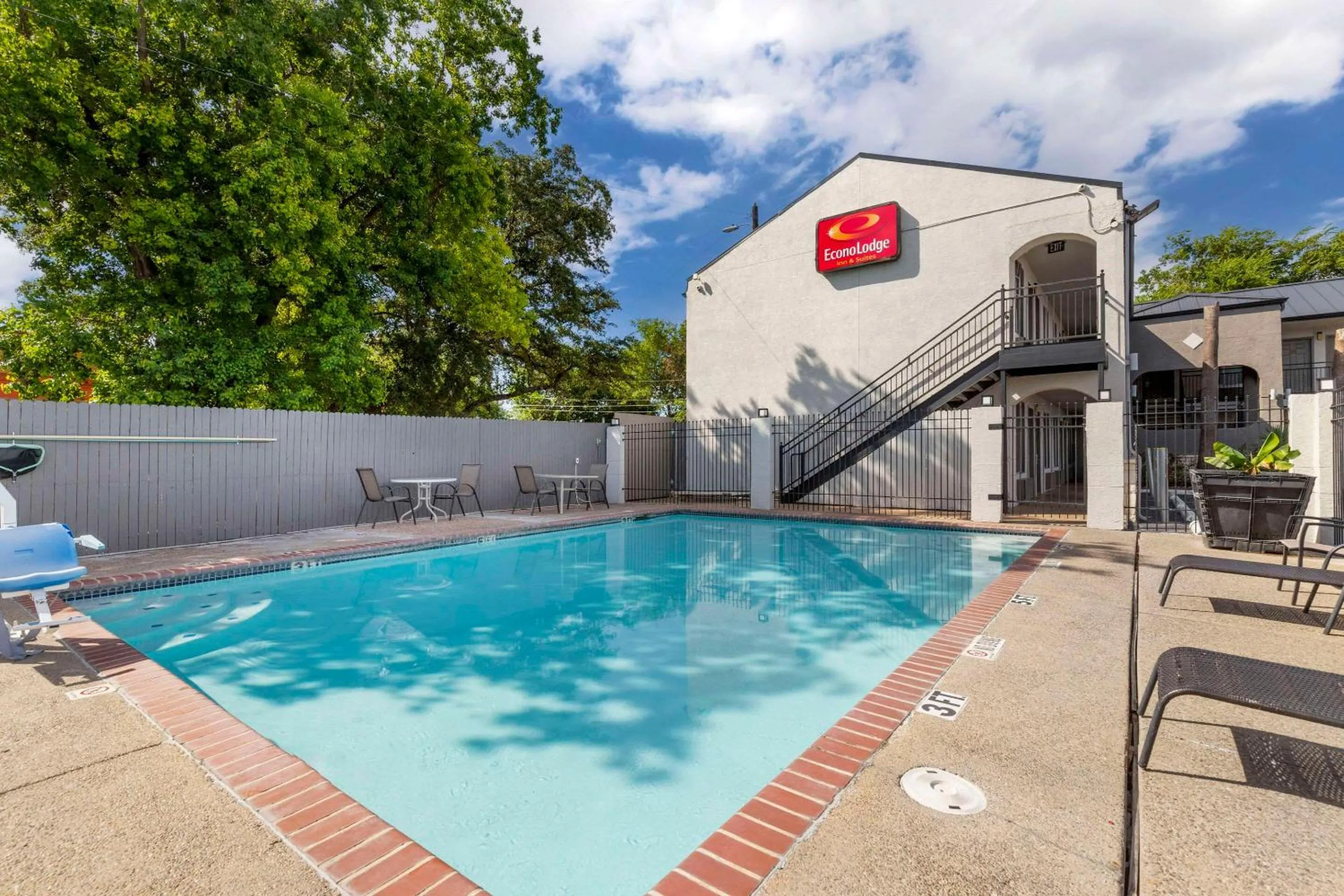 Swimming pool in Econo Lodge Inn & Suites Near Lackland AFB