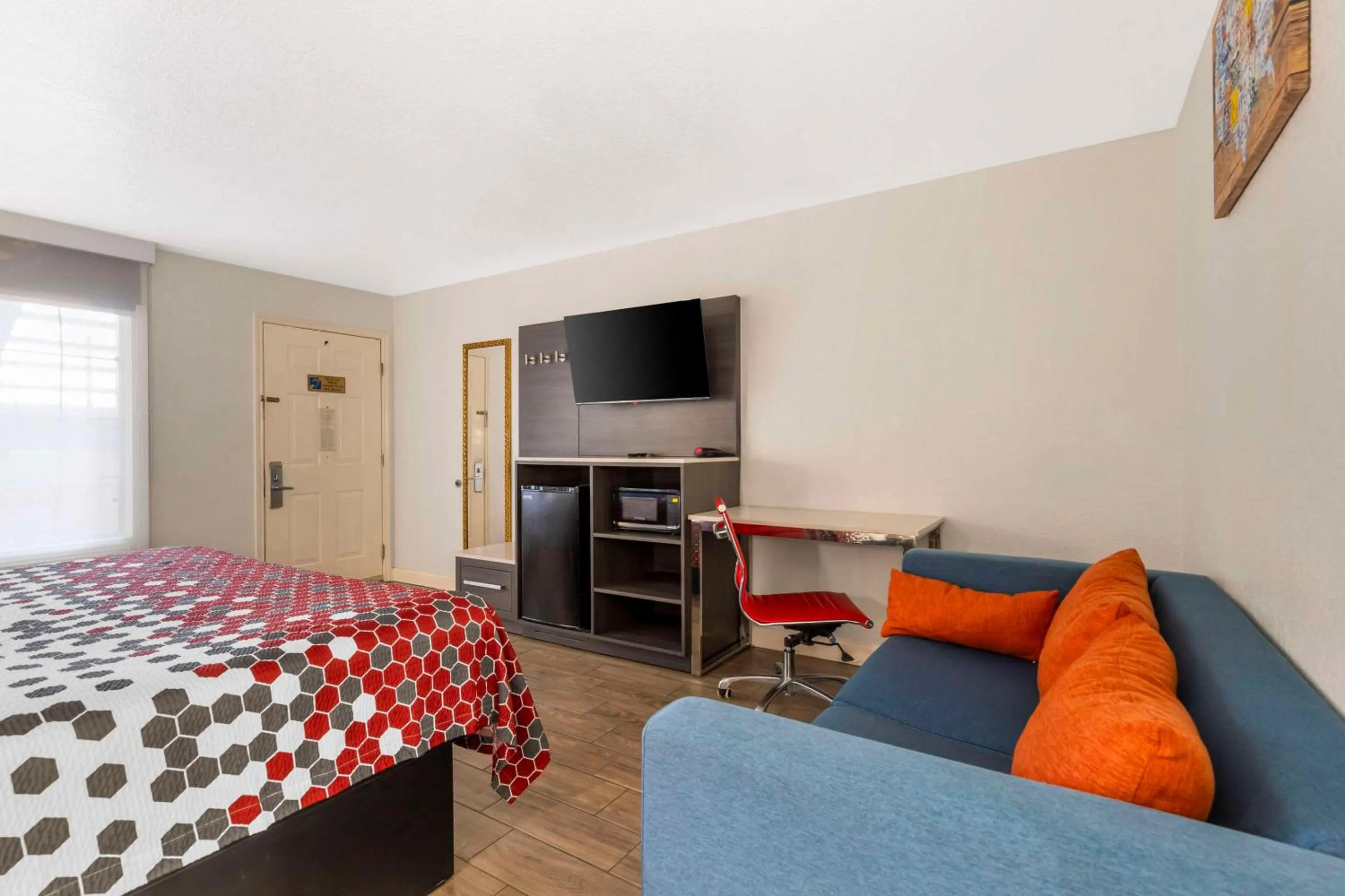 Seating area, Bed in Econo Lodge Inn & Suites Near Lackland AFB
