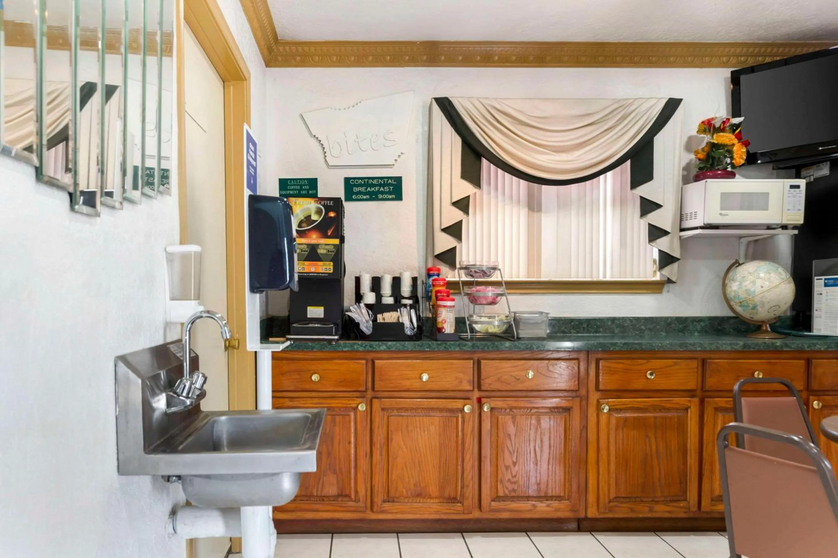 Coffee/tea facilities in Econo Lodge Inn & Suites Near Lackland AFB