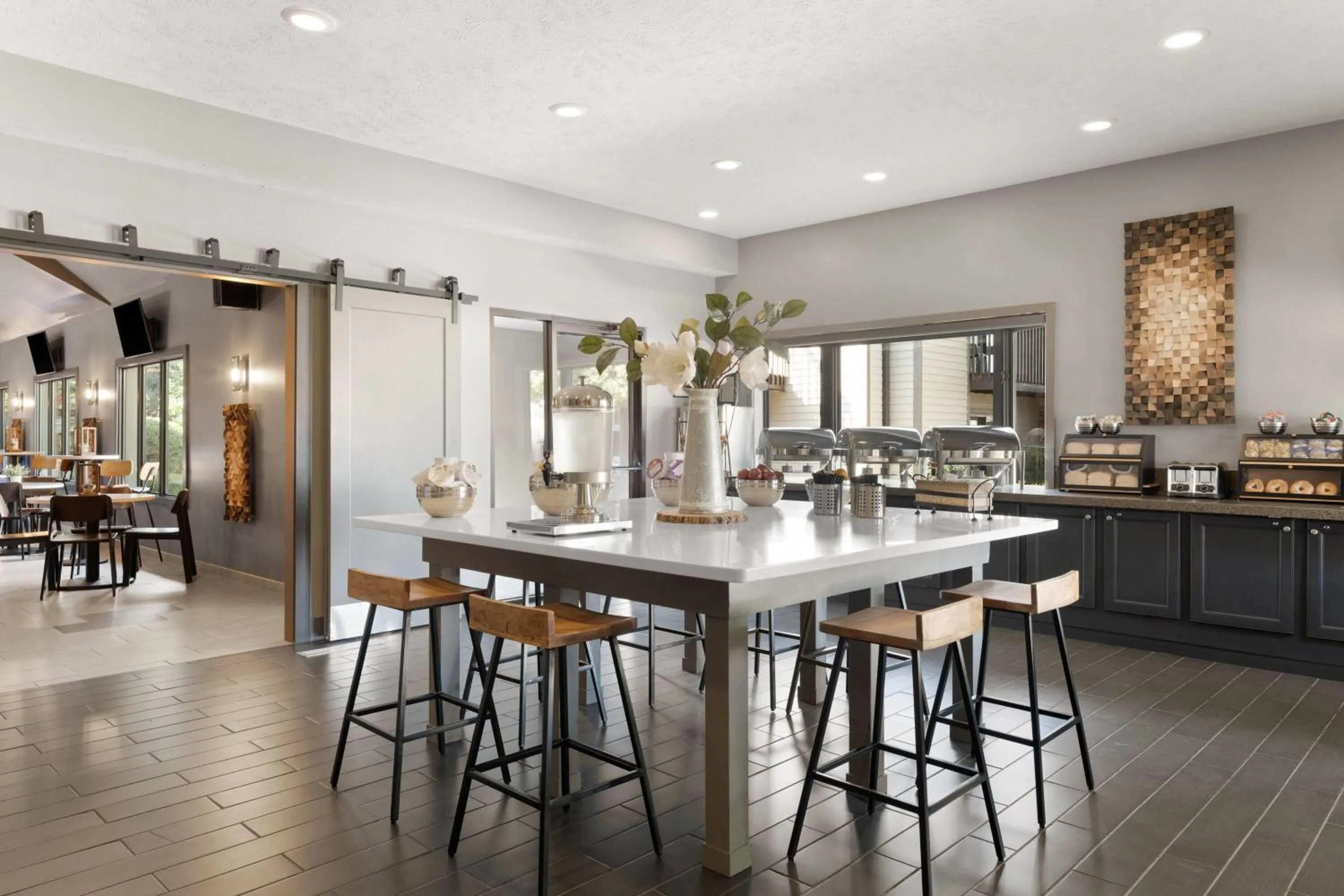 Breakfast in Eastland Suites Hotel & Conference Ctr, Trademark by Wyndham