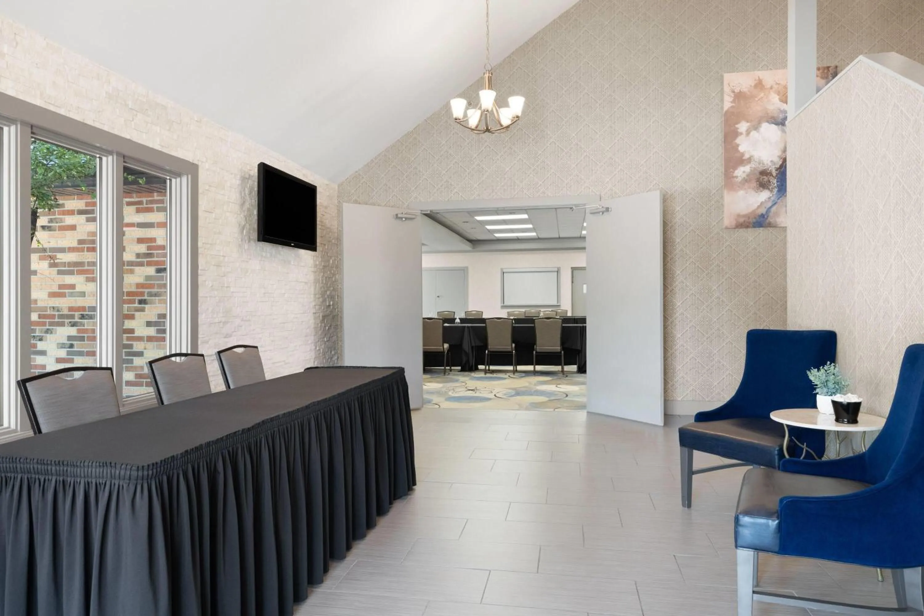 Meeting/conference room in Eastland Suites Hotel & Conference Ctr, Trademark by Wyndham