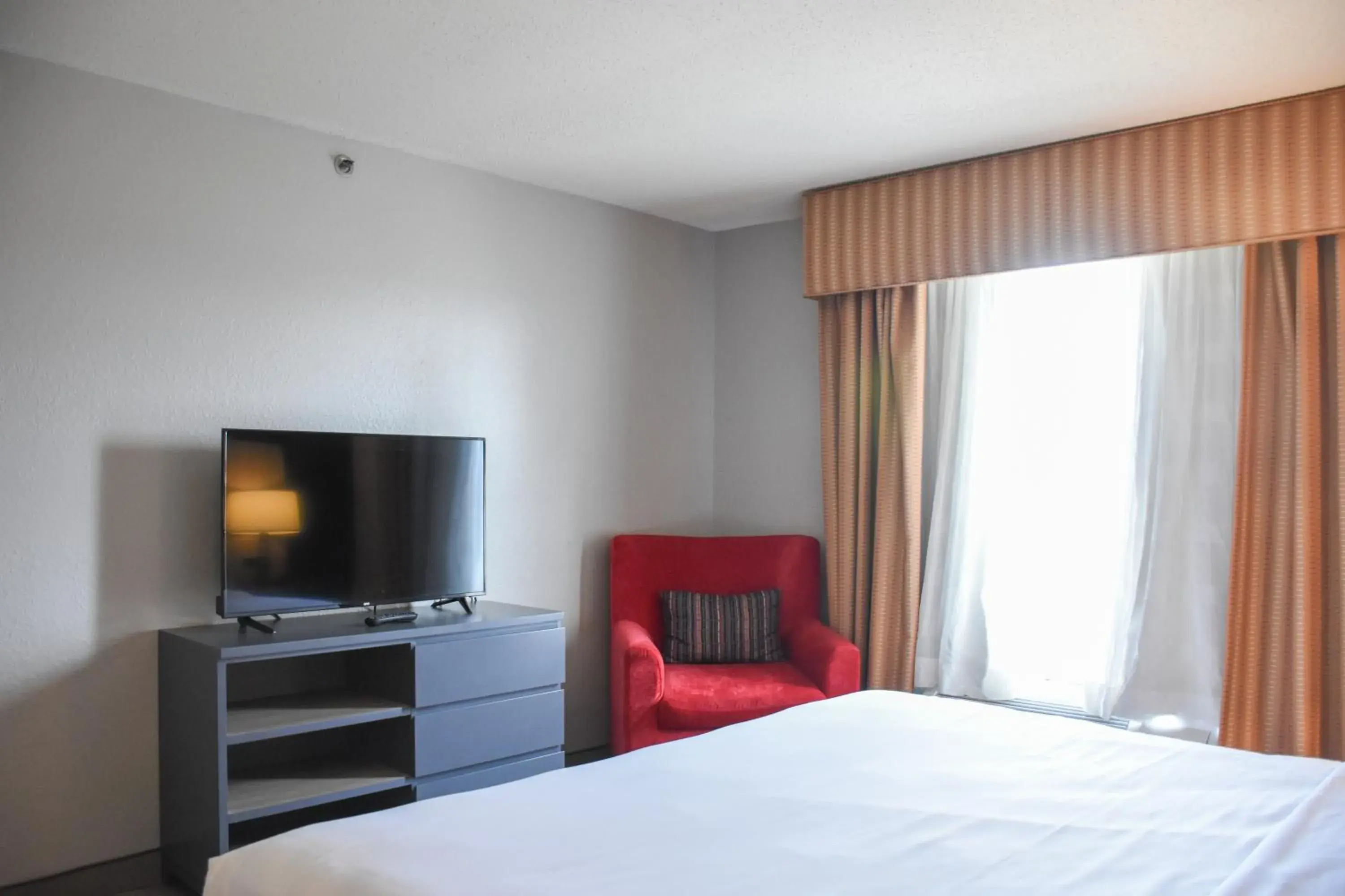 Bed in Country Inn & Suites by Radisson, Bloomington-Normal West, IL Bed in Country Inn & Suites by Radisson, Bloomington-Normal West, IL