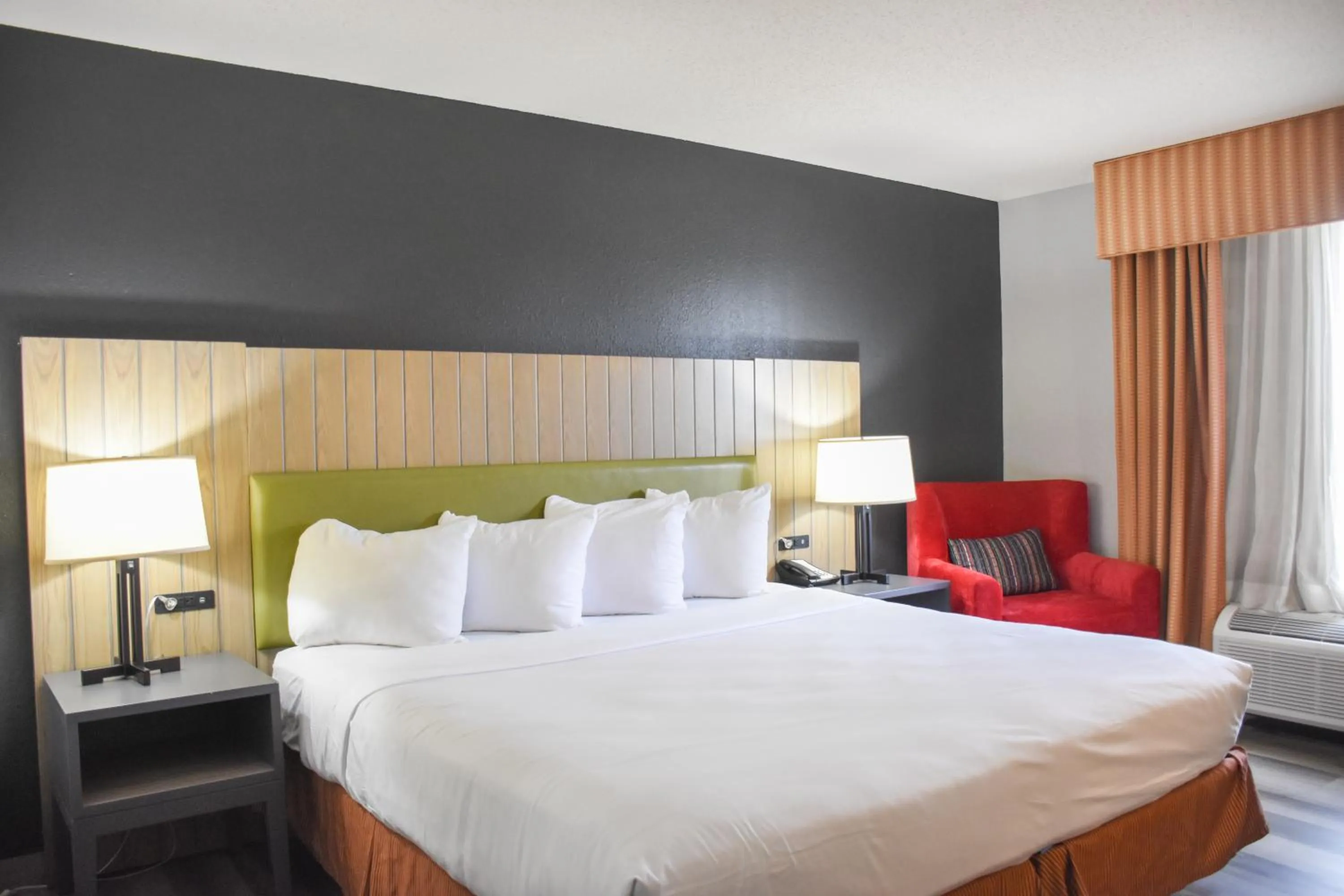 Bed in Country Inn & Suites by Radisson, Bloomington-Normal West, IL